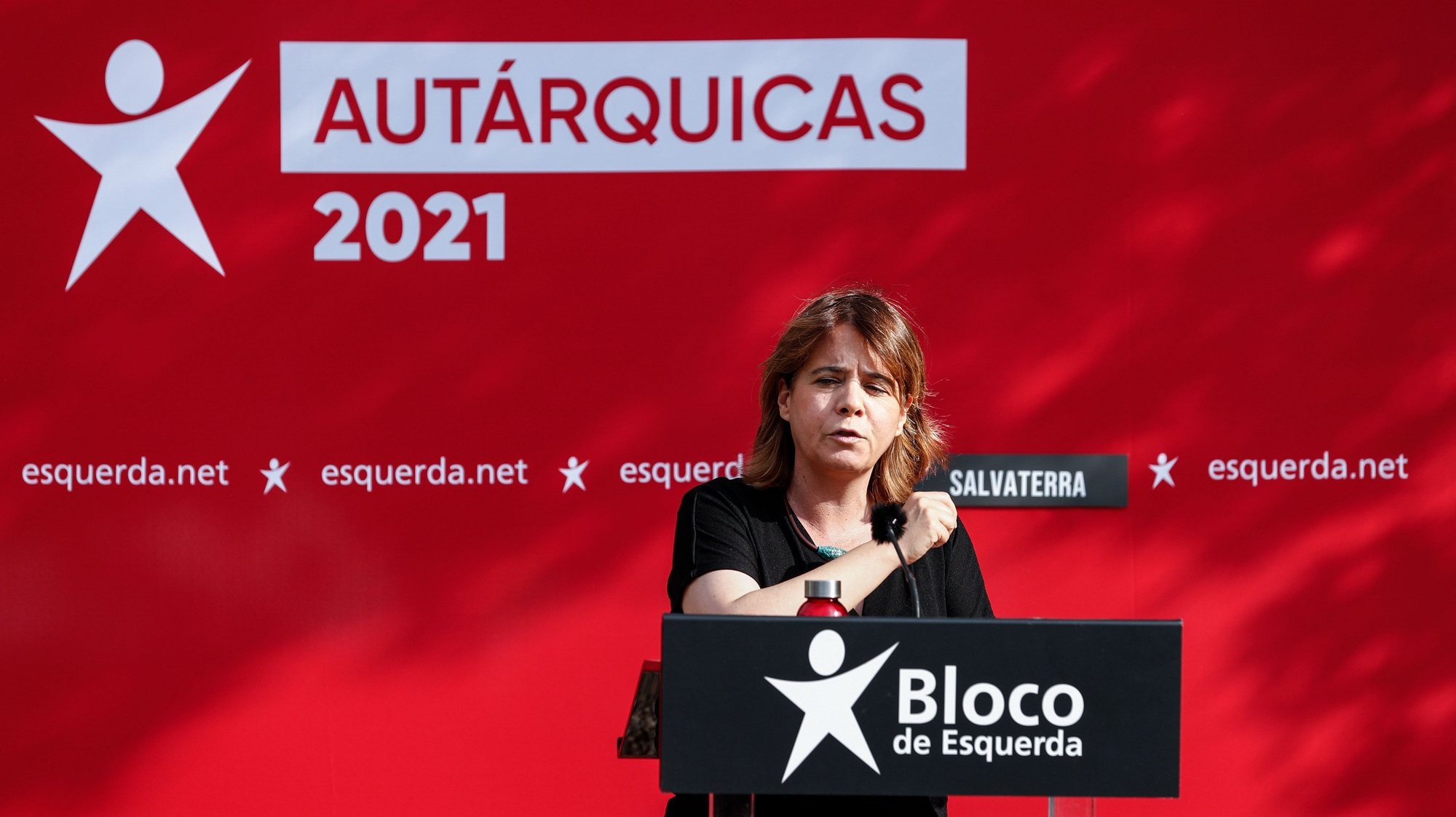 A coordenadora nacional do Bloco de Esquerda (BE), Catarina Martins, intervém durante o comício de apresentação da candidatura de Luís Gomes (ausente na foto), à Câmara Municipal de Salvaterra de Magos, em Santarém ,12 de junho de de 2021. ANTÓNIO COTRIM/LUSA