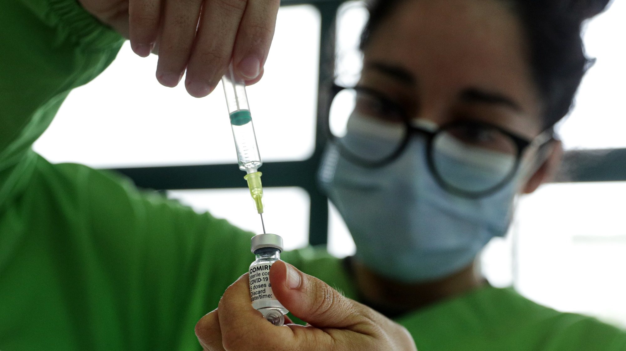 Uma enfermeira prepara uma vacina contra a covid-19 no Centro de Saúde de Alcoutim, um dos concelhos mais envelhecidos da Europa, Alcoutim, 26 de fevereiro de 2021. (ACOMPANHA TEXTO) LUÍS FORRA/LUSA