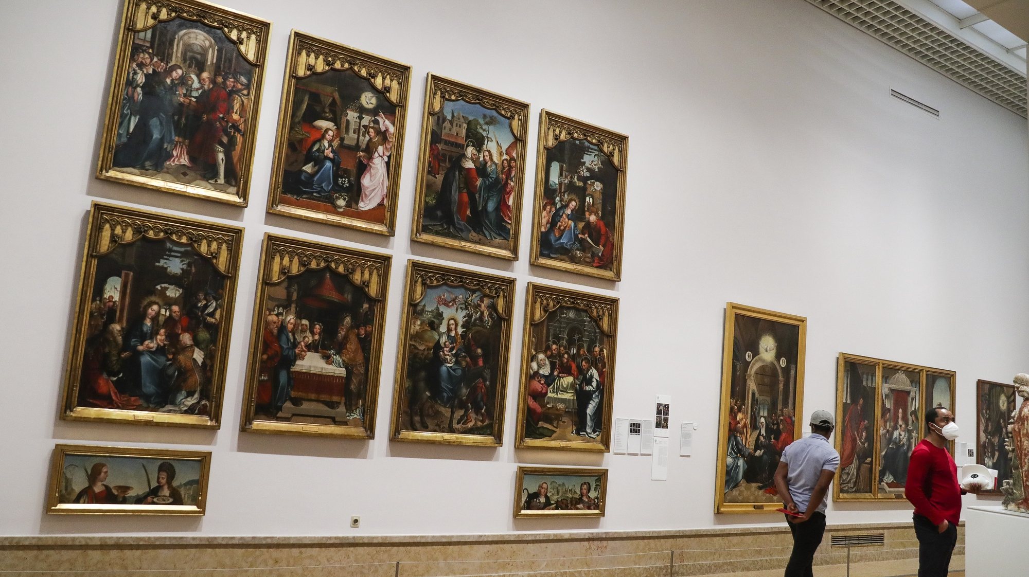 Visitantes admiram obras de arte expostas no Museu Nacional de Arte Antiga, no Dia Internacional dos Museus em Lisboa, 18 de maio de 2020. TIAGO PETINGA/LUSA