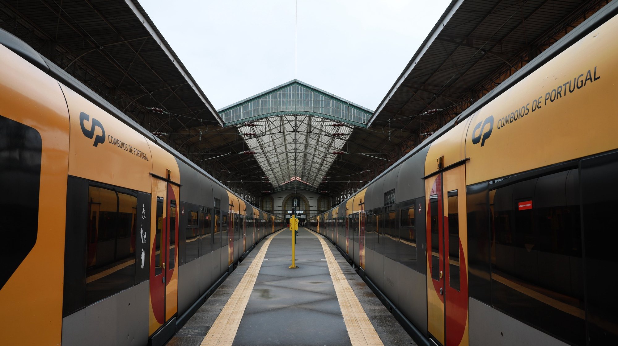 Estação de S. Bento no Porto, 16 de maio 2022. Os trabalhadores da CP – Comboios de Portugal fazem hoje uma greve de 24 horas, para reivindicar aumentos salariais de 90 euros para todos os trabalhadores. ESTELA SILVA/LUSA