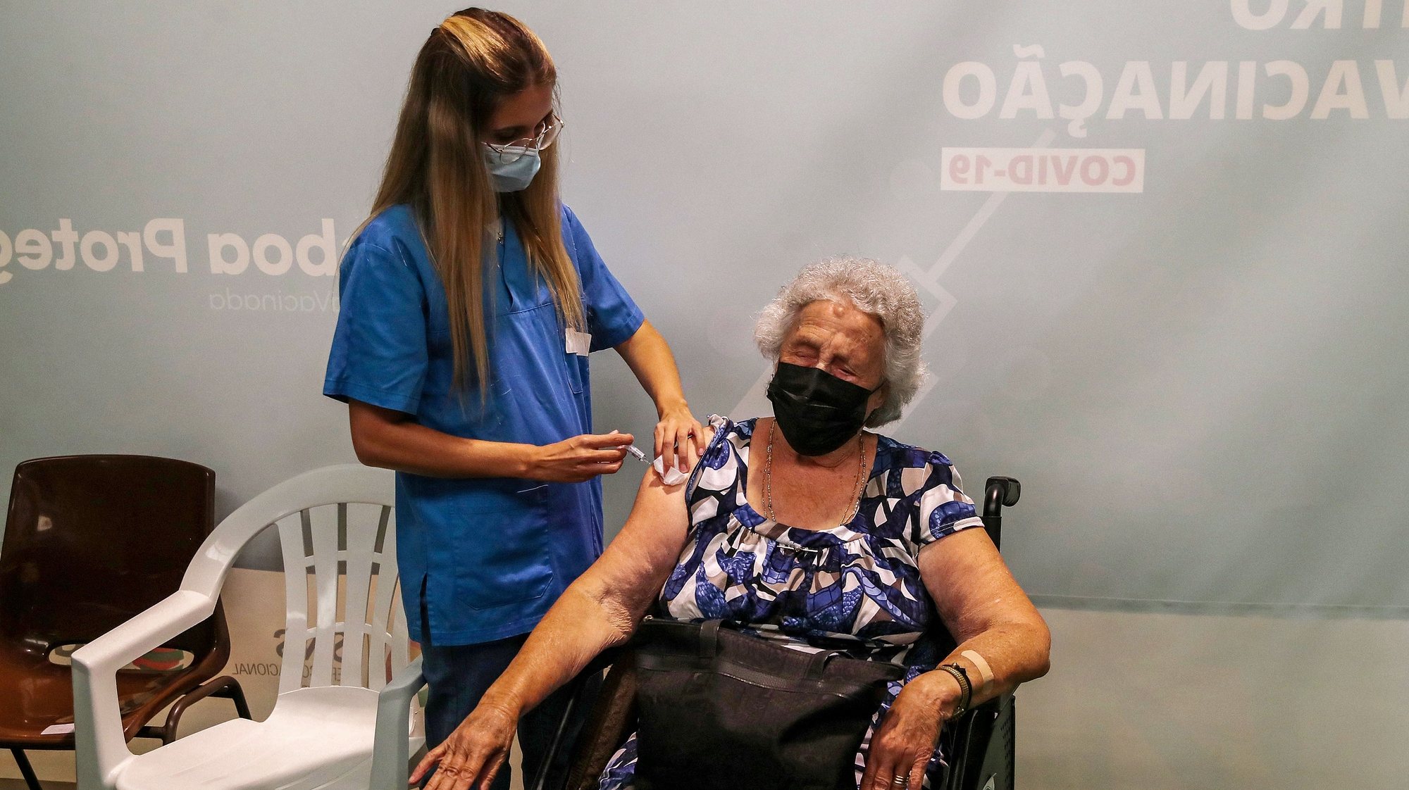 Uma utente é vacinada no Centro de Vacinação da Ajuda, no lançamento da campanha de vacinação contra a Gripe e contra a Covid-19 de 2022/3, em Lisboa, 08 de setembro de 2022. ANTÓNIO PEDRO SANTOS/LUSA