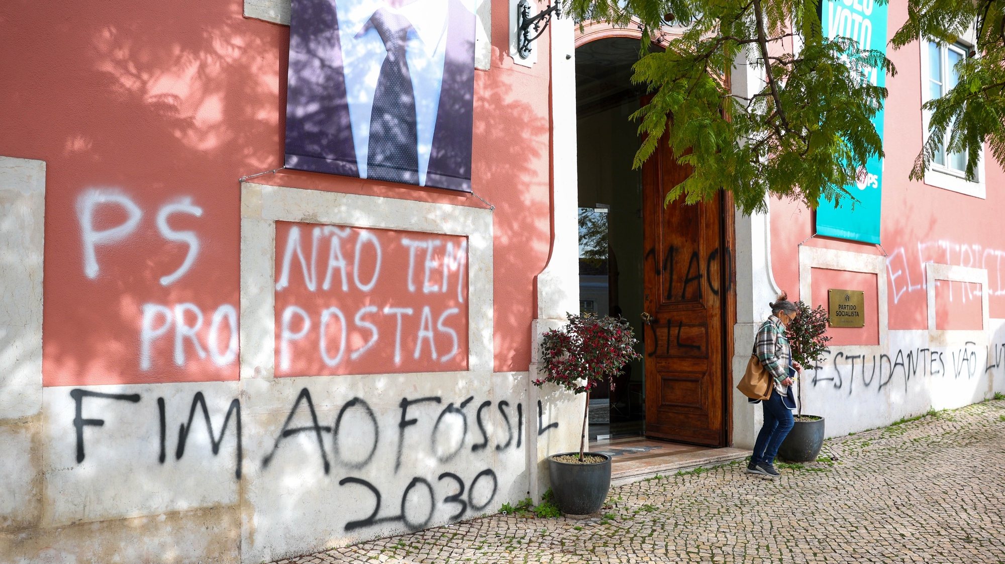 Frase de protesto pintada na fachada da sede do Partido Socialista, Lisboa, 8 de março de 2024. Esta madrugada, vários estudantes da Greve Climática Estudantil pintaram frases de protesto nas sedes de partidos para reivindicar o fim aos combustíveis fósseis.  ANTÓNIO COTRIM/LUSA