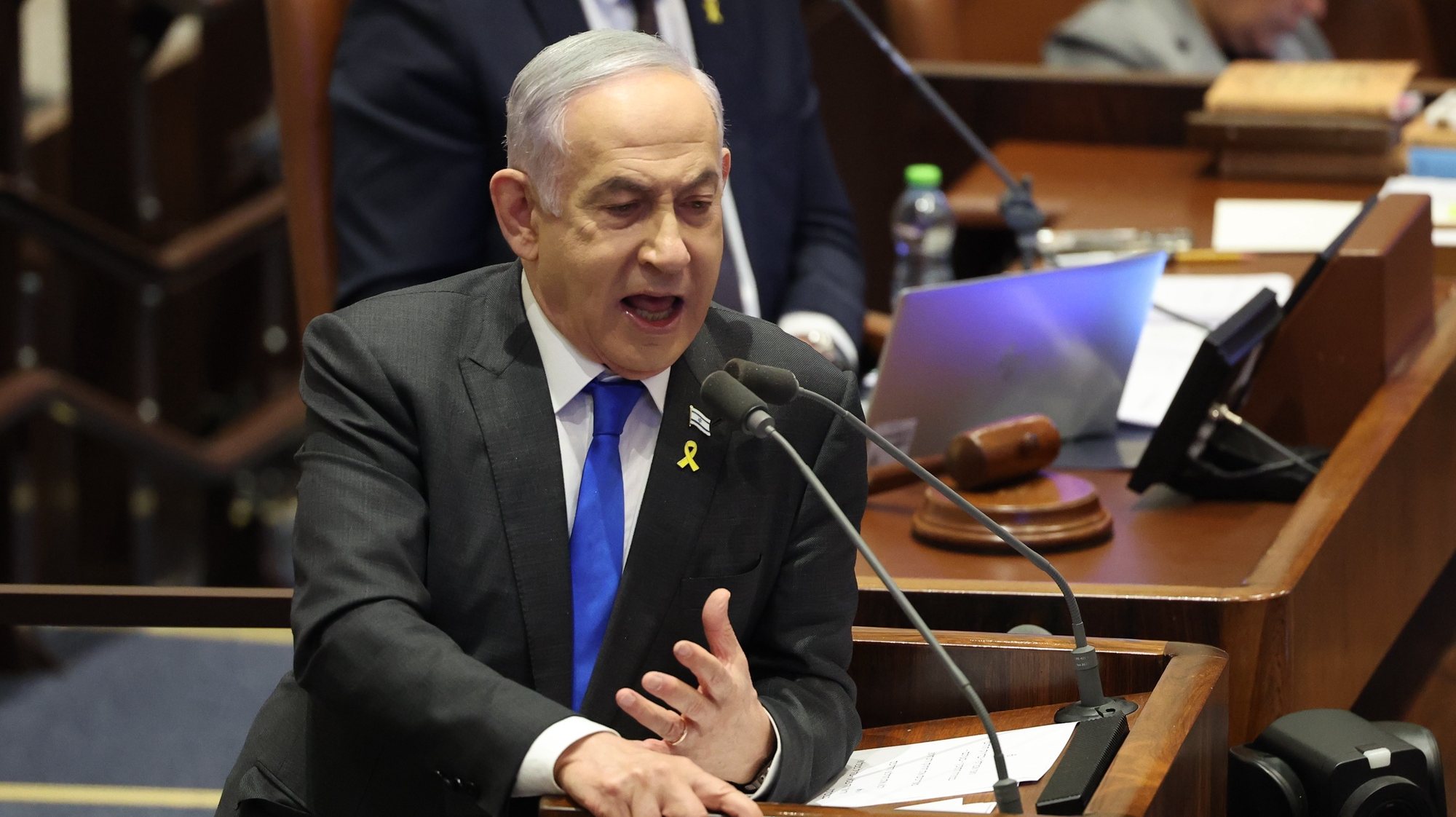 epa11483215 Israeli Prime Minister Benjamin Netanyahu addresses the Knesset, the Israeli parliament, in Jerusalem, 17 July 2024, during a discussion initiated by the opposition against his government&#039;s handling of the crisis in Gaza and in northern Israel.  EPA/ABIR SULTAN