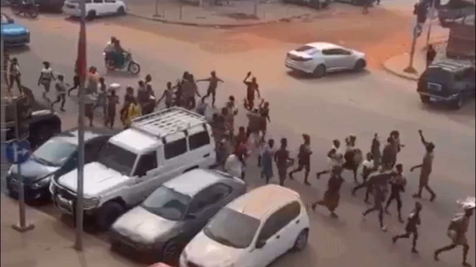 Dezenas de pessoas saíram às ruas de Luanda para protestar contra a morte de José Eduardo dos Santos. Polícia já avisou que vai estar &quot;com toda a força nas ruas&quot; para evitar &quot;arruaças e manifestações&quot;