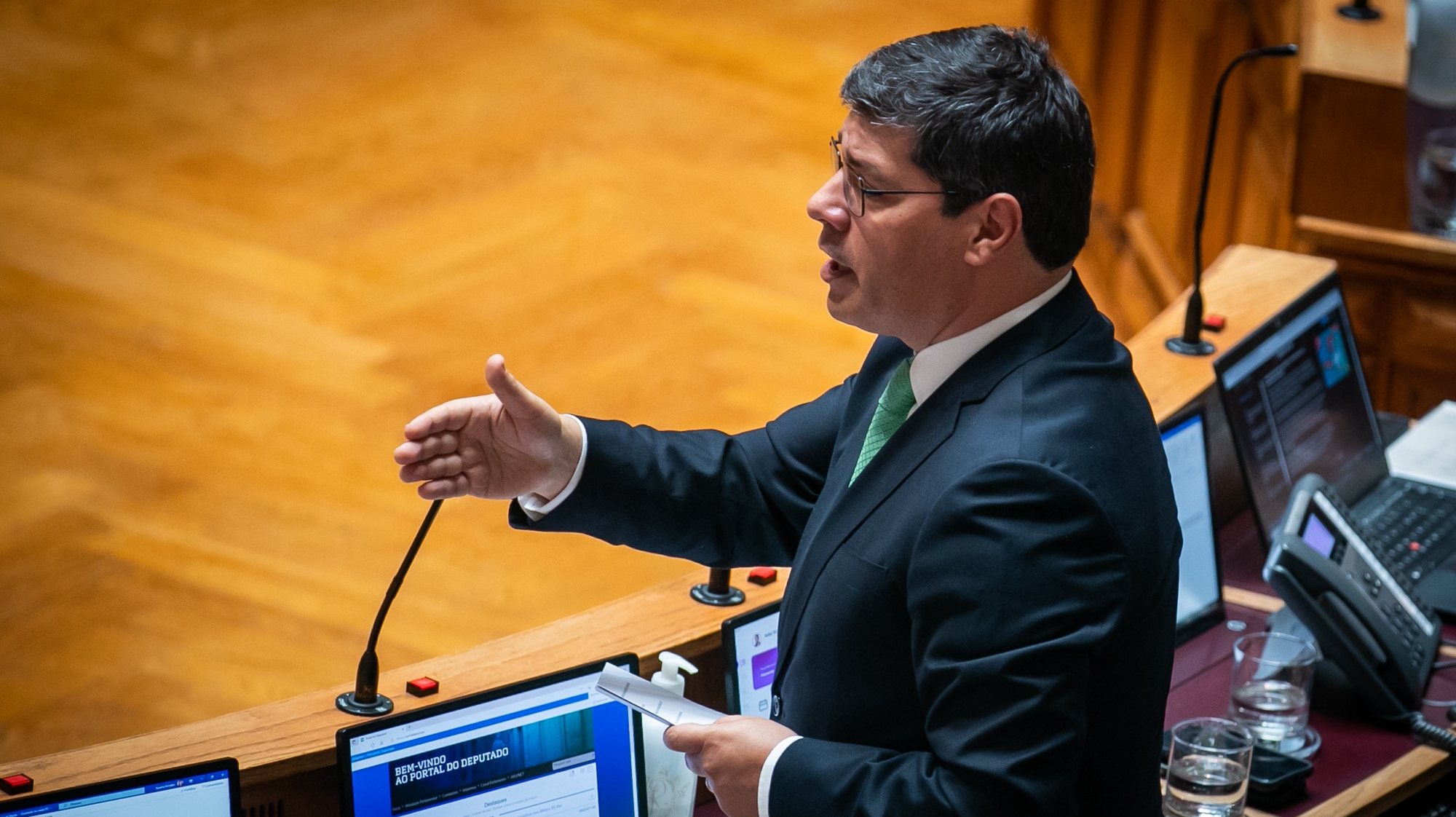 O líder parlamentar do Partido Socialista (PS), Eurico Brilhante Dias, usa da palavra durante o debate sobre o Estado da Nação, na Assembleia da República, em Lisboa, 20 de julho de 2022. JOSE SENA GOULÃO/LUSA