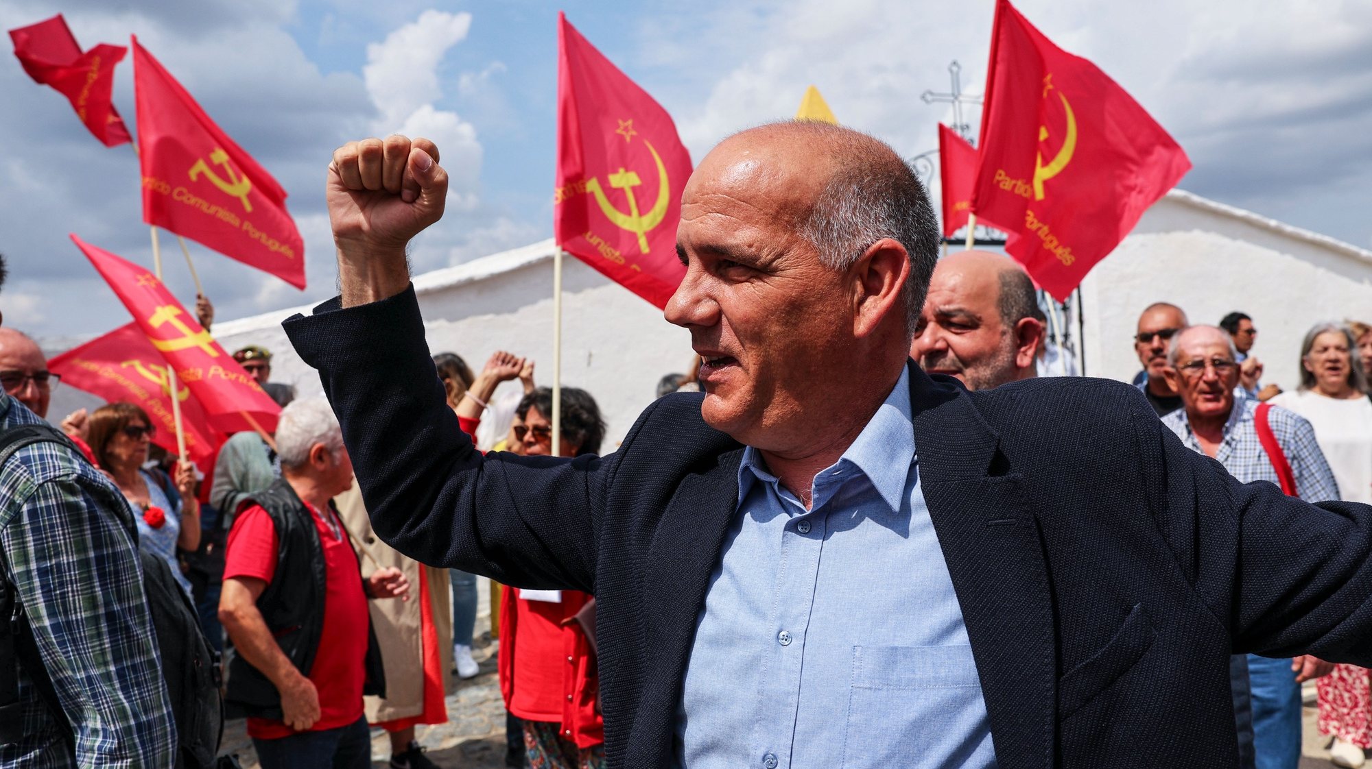 O secretário-geral do Partido Comunista Português (PCP), Paulo Raimundo, grita palavras de ordem durante a homenagem anual a Catarina Eufémia, em Baleizão, Beja, 21 de maio de 2023. NUNO VEIGA/LUSA