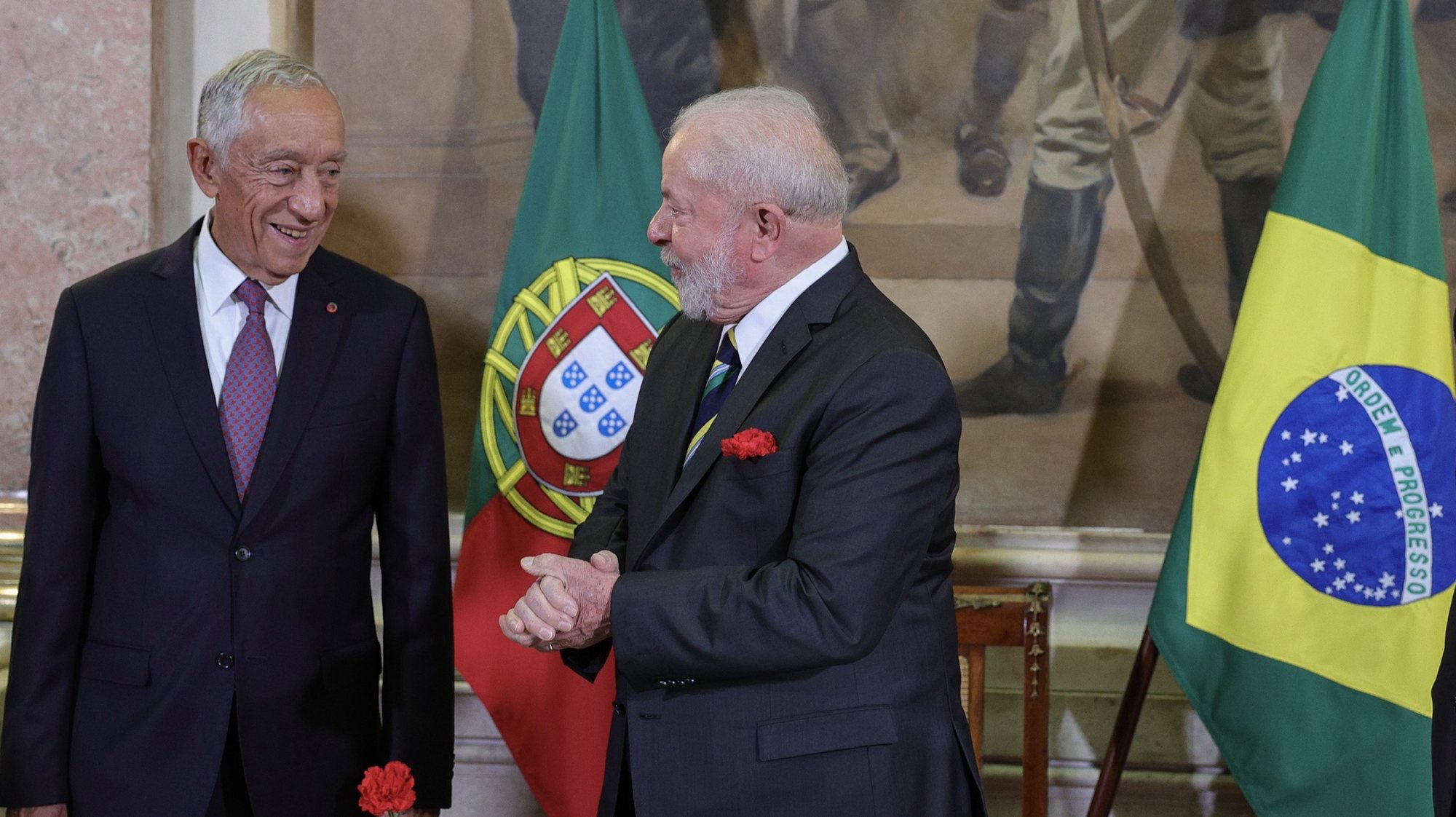 epa10590421 Brazilian President Luiz Inacio Lula da Silva (R) and his Portuguese counterpart Marcelo Rebelo de Sousa before a solemn session at the Parliament in Lisbon, Portugal, 25 April 2023. Portugal celebrates the 49th anniversary of the Carnation Revolution that ended the authoritarian regime of Estado Novo (New State) that ruled the country between 1926 to 1974.  EPA/ANTONIO COTRIM