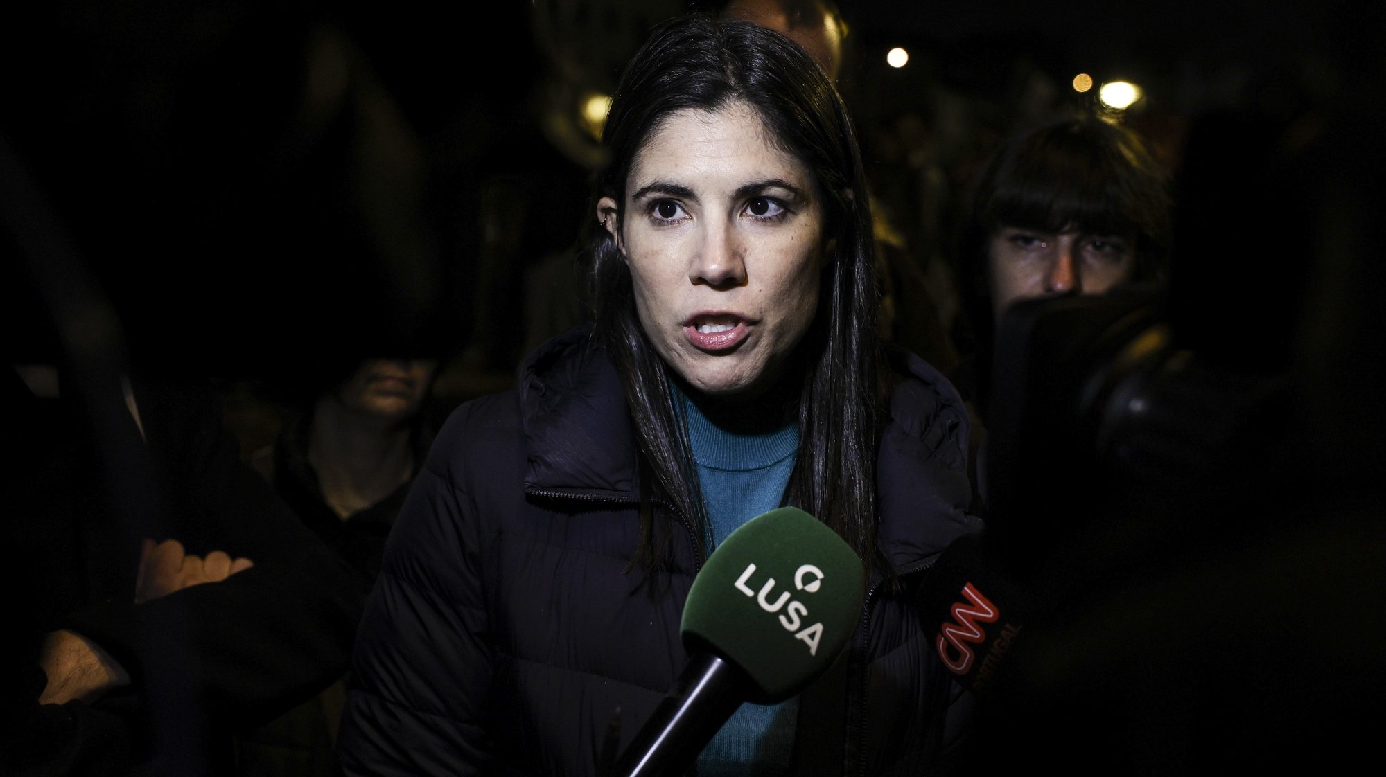 A coordenadora do Bloco de Esquerda (BE), Mariana Mortágua, fala aos jornalistas durante uma ação que assinala o Dia Internacional de Solidariedade com o Povo Palestiniano, organizada pela CGTP-IN e Conselho Português para a Paz e Cooperação, Lisboa, 29 de novembro de 2023. MIGUEL A. LOPES/LUSA