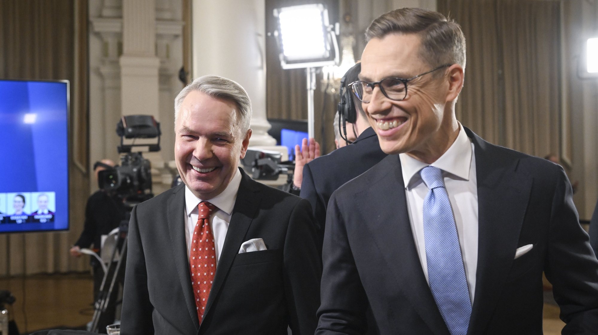 epa11111450 Alexander Stubb (R) from National Coalition Party and Pekka Haavisto (L) from The Greens, during the presidential election in Helisnki, Finland, 28 January 2024. The second presidential elections run-off will be held on 11 February.  EPA/KIMMO BRANDT
