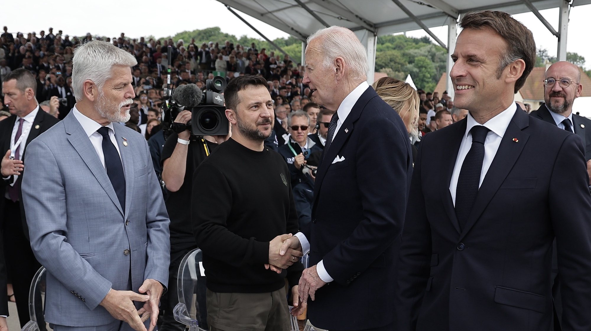 epa11393781 France&#039;s President Emmanuel Macron (R), US President Joe Biden (2-R), Ukrainian President Volodymyr Zelensky (2-L) and Czech President Petr Pavel (L) attend the commemorative ceremony with dozens of heads of States and more than 200 veterans for the 80th anniversary of D-Day landings in Normandy at Omaha Beach, Saint-Laurent-sur-Mer, France, 06 June 2024. More than 160.000 Western allied troops landed on beaches in Normandy on 6 June 1944 launching the liberation of Western Europe from Nazi occupation during World War II.  EPA/CHRISTOPHE PETIT TESSON