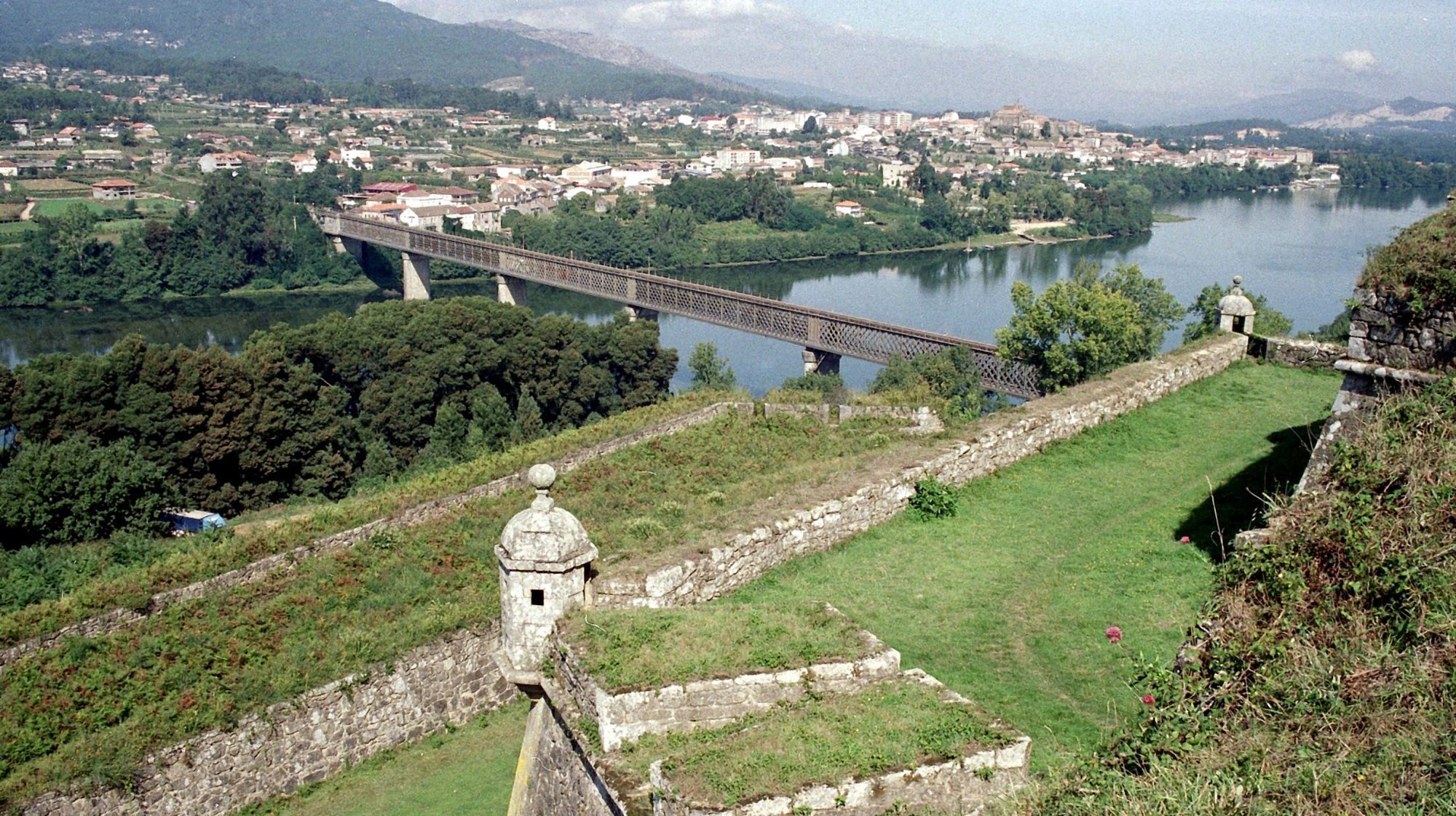 A fortaleza com uma extensão de muralha de 5,5 quilómetros está classificada como monumento nacional e é candidata a Património da Humanidade