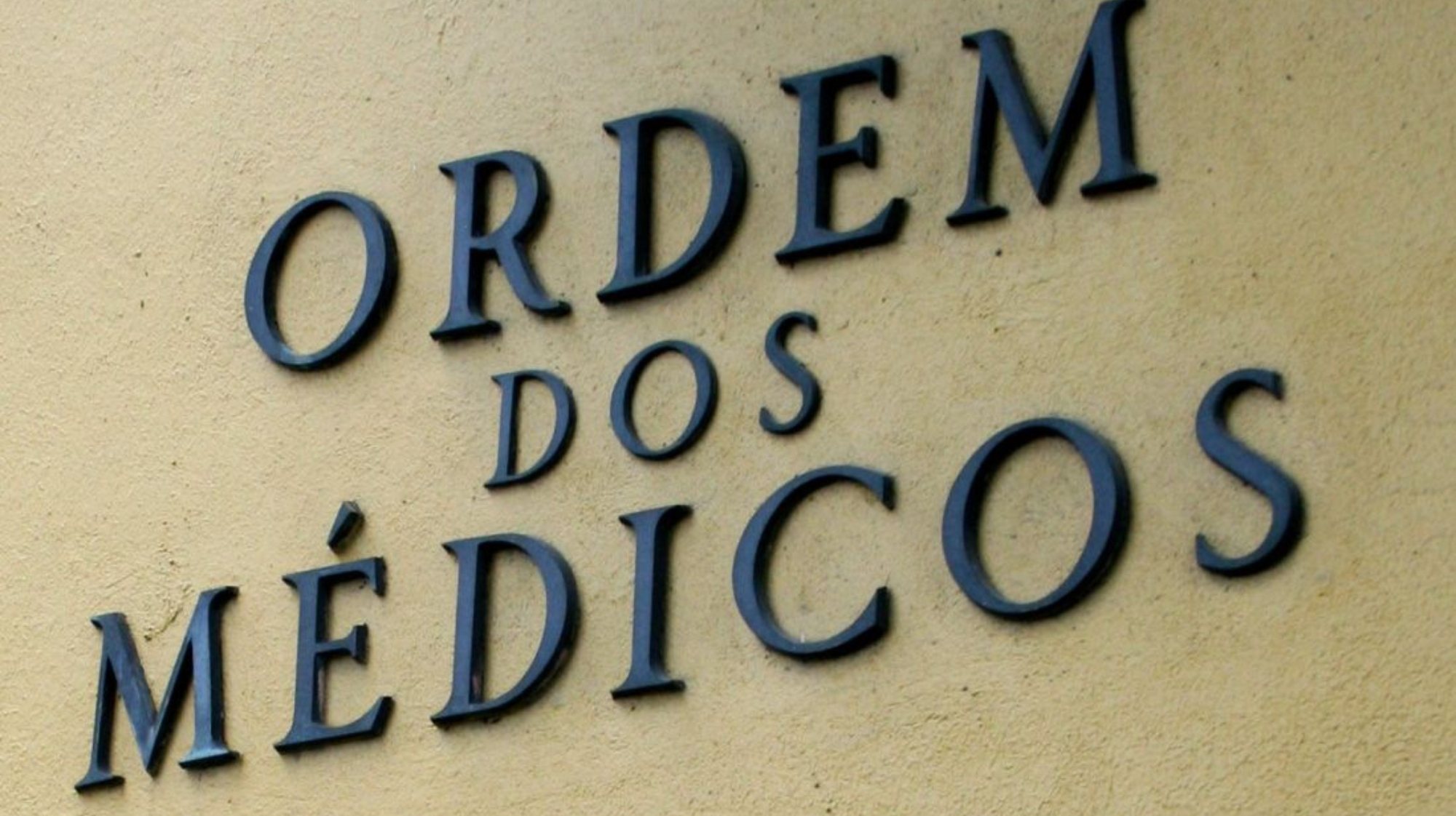 Segundo a denúncia, o médico também foi responsável por colocar outdoors anti-vacinação em Lisboa e no Porto