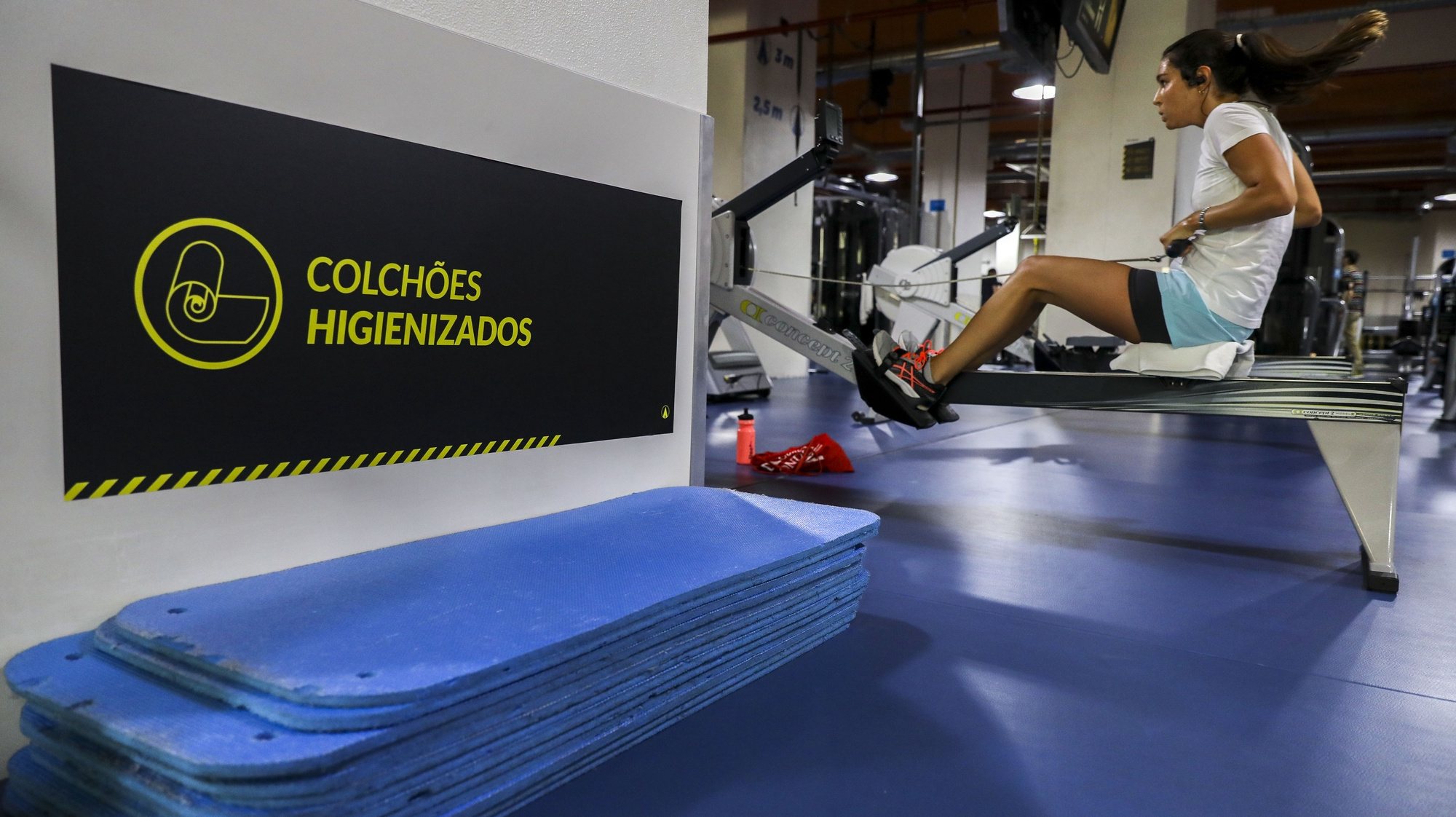 Uma utente faz exercício físico num ginásio esta manhã em Lisboa, 03 de junho de 2020. Os ginásios puderam reabrir as suas portas ao público desde dia 1 de junho. MIGUEL A. LOPES/LUSA