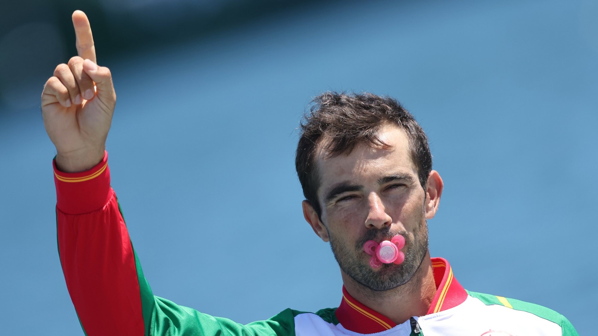 Fernando Pimenta levou a chucha da filha Margarida, nascida em dezembro, para celebrar a segunda medalha olímpica da carreira