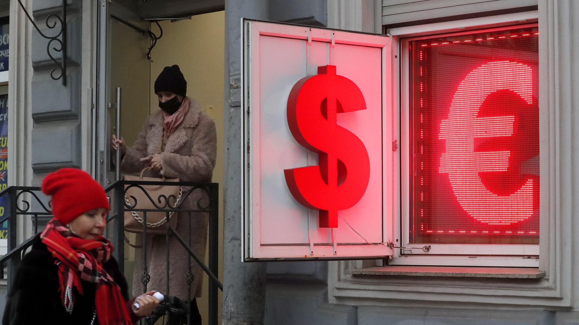Uma mulher deixa uma loja de câmbio de rublos para dolares e euros, em São Petersburgo, na Rússia. 2 de março de 2022