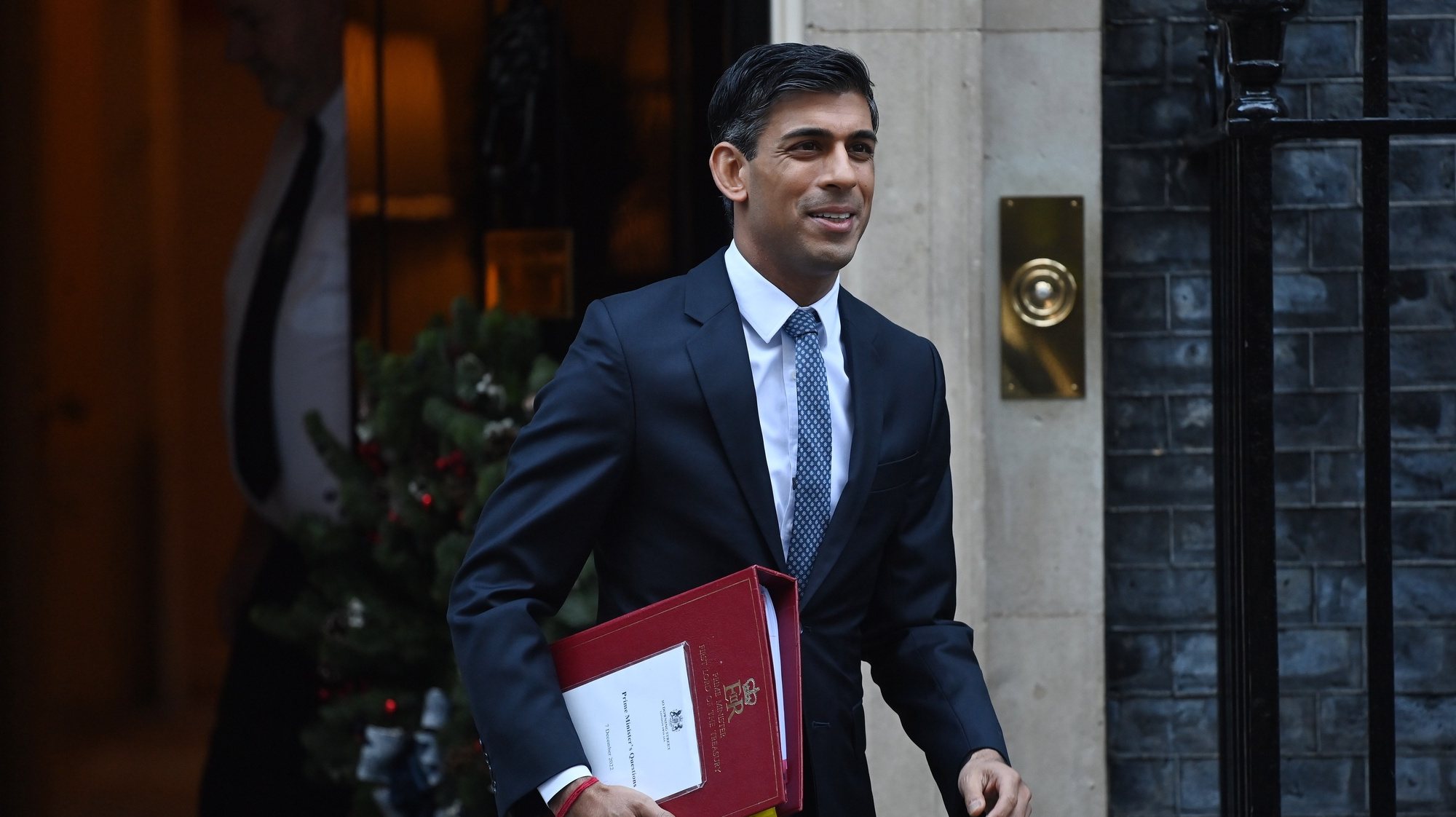 epa10353478 British Prime Minister Rishi Sunak departs 10 Downing Street for Prime Ministers Questions at Parliament in London, Britain, 07 December 2022.  EPA/ANDY RAIN