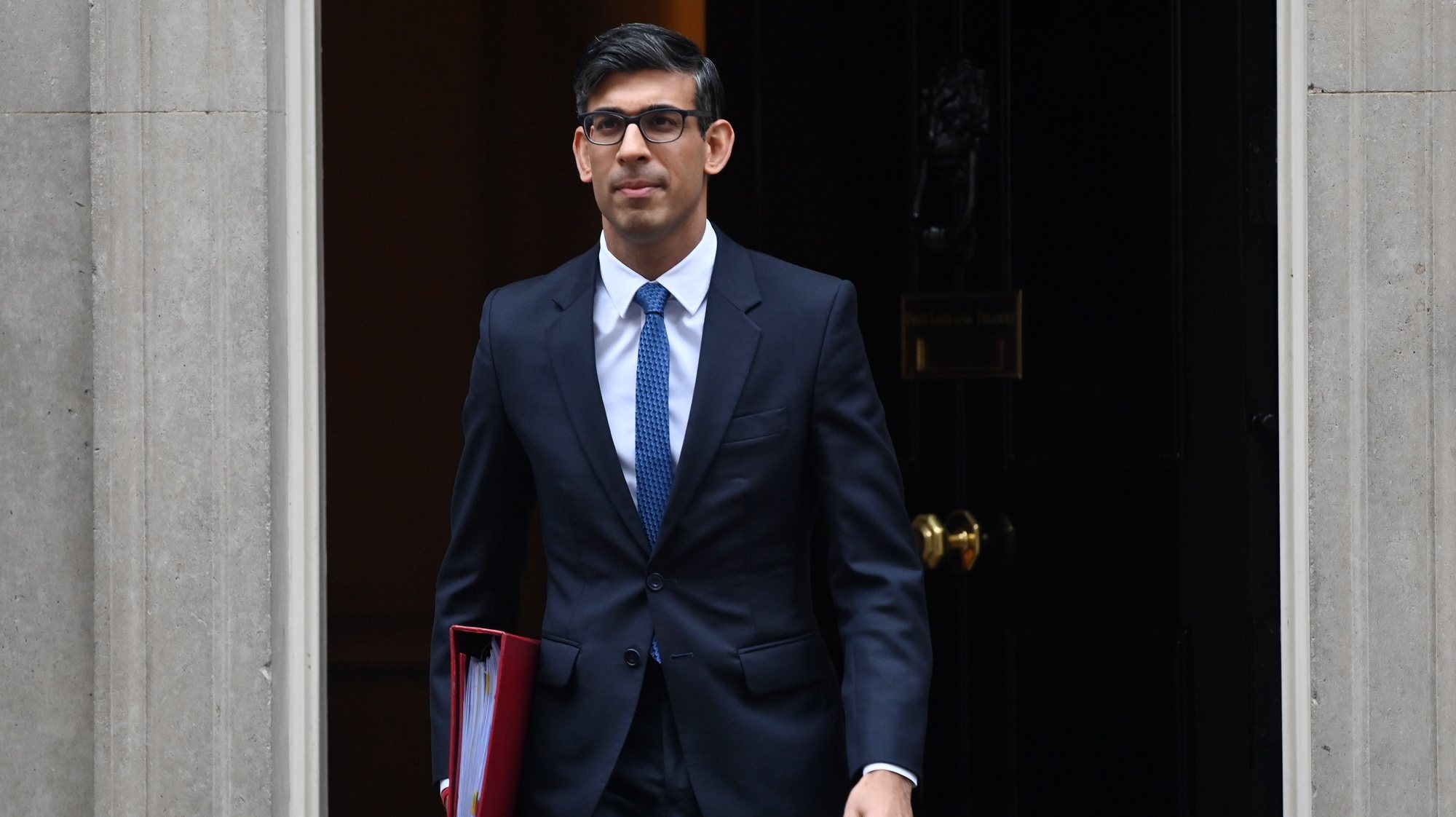 epa10428537 British Prime Minister Rishi Sunak departs 10 Downing Street to attend a Prime Minister&#039;s Questions (PMQs) session at parliament in London, Britain, 25 January 2023.  EPA/ANDY RAIN