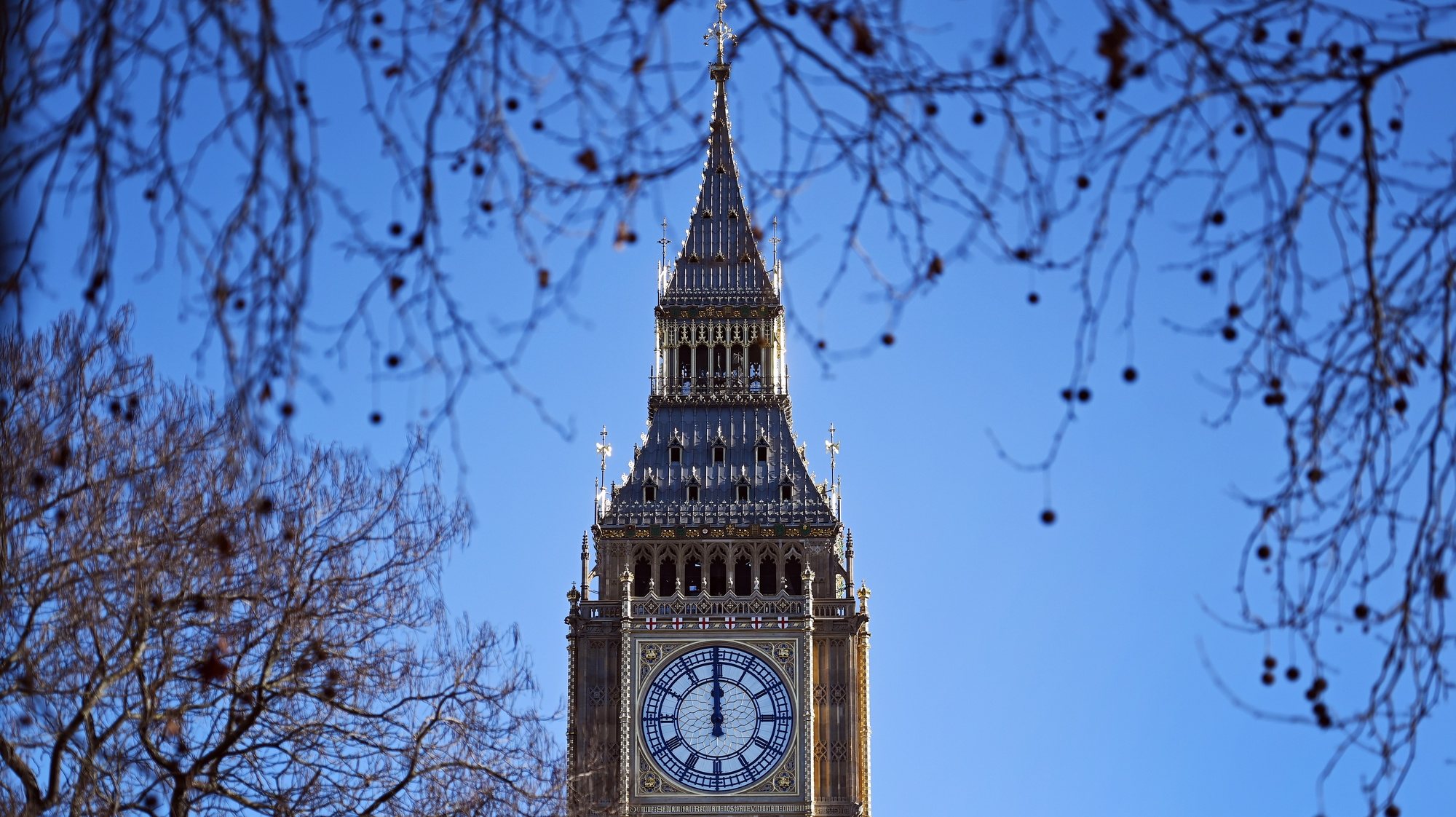 epa09697263 The &#039;Elizabeth Tower&#039; is illuminated by bright sunshine in London, Britain, 20 January 2022. The Elizabeth Tower, more popularly known as &#039;Big Ben&#039; has unveiled itself to Londoners after a five year renovation cosing some 90 million euros.  EPA/ANDY RAIN
