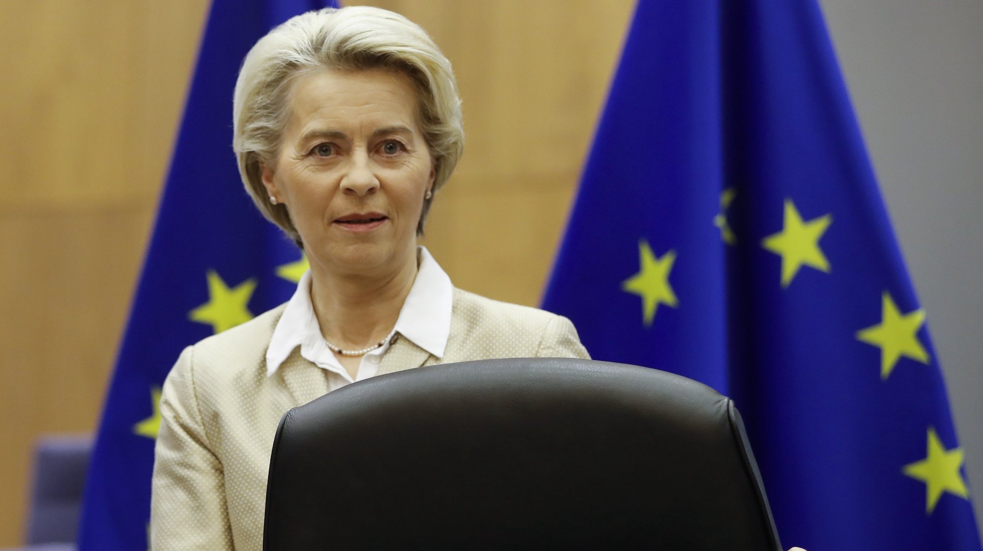 epa10483077 European Commission President Ursula von der Leyen arrives to preside over the European Commission weekly college meeting in Brussels, Belgium, 22 February 2023.  EPA/OLIVIER HOSLET