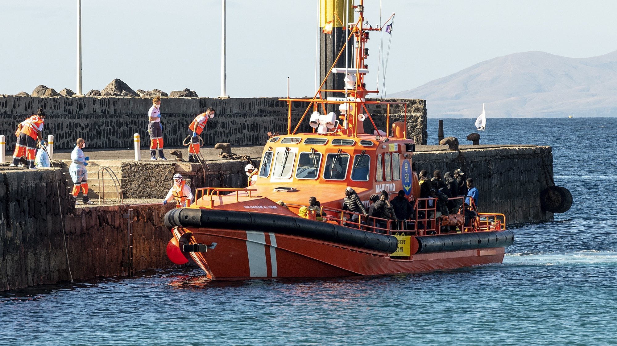 epa10395485 A Spanish Sea Rescue Unit&#039;s ship arrives in port with 58 migrants, including 41 men, 11 women, two children and four babies, on board in Arrecife, Lanzarote island, southwestern Spain, 08 January 2023. Spanish Authorities rescue some 142 migrants on board three boats off Lanzarote coast on 08 January.  EPA/Adriel Perdomo
