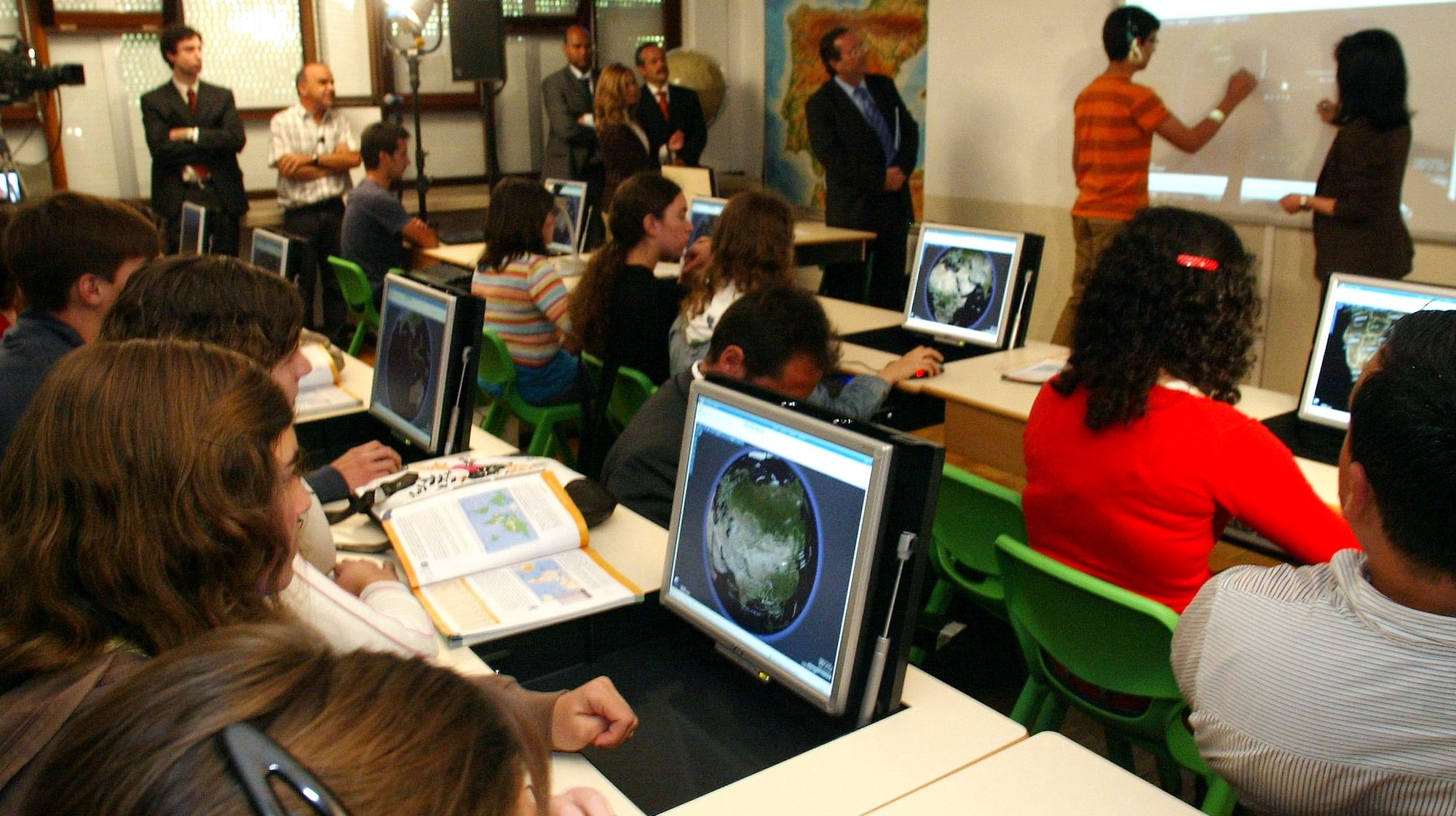 Uma aluna assiste a uma aula de geografia com utilizacao de computadores, na Escola Andre Gouveia, integrada no Projecto Piloto no âmbito do Plano Tecnológico Escolas, 16 de Junho de 2008,em Évora. NUNO VEIGA/LUSA