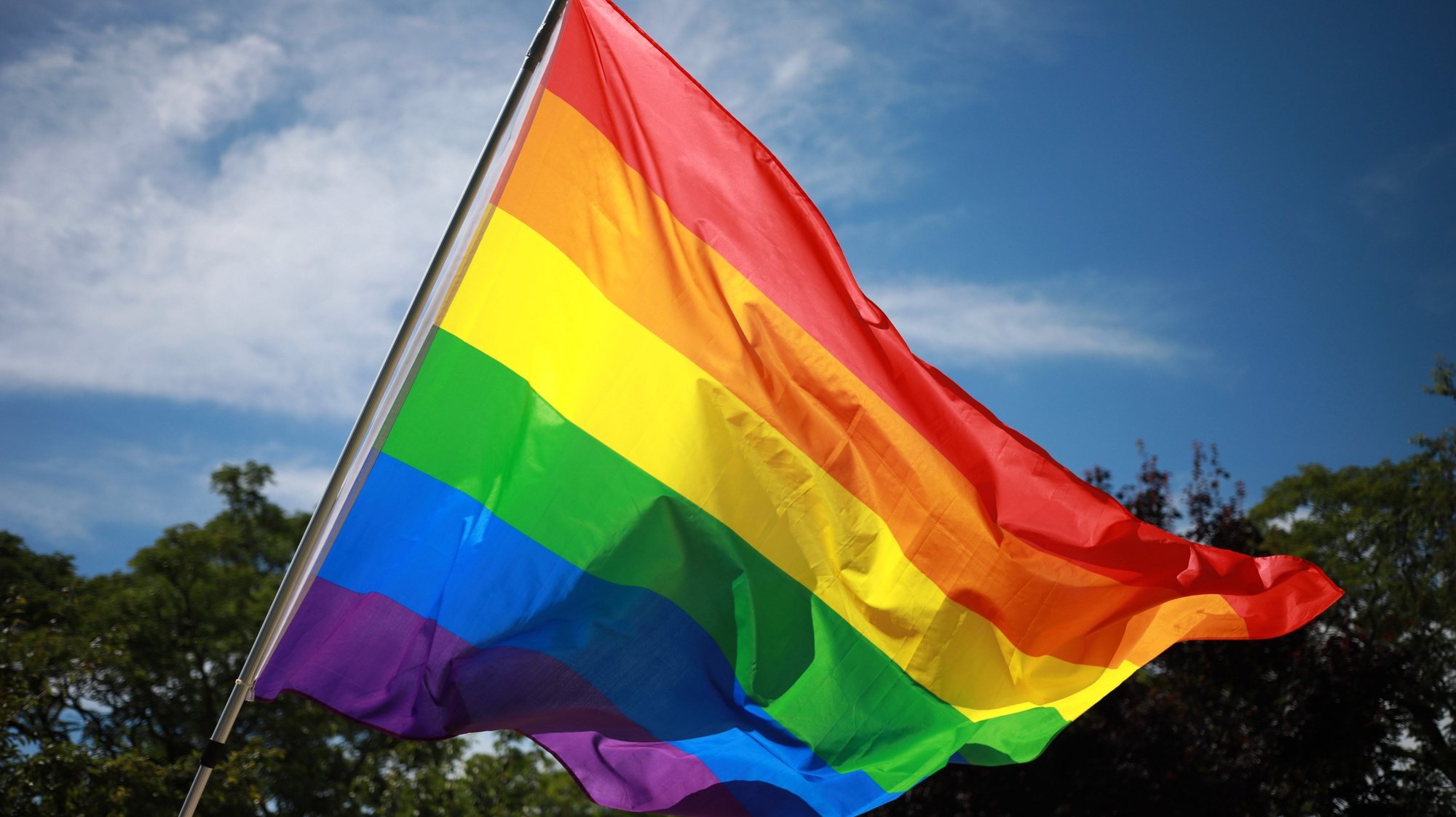 Bandeira LGBT na Pride Parade no Porto