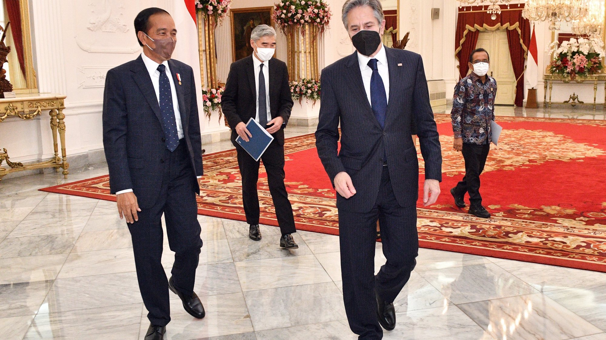 Presidente indonésio Joko Widodo com o secretário de Estado dos EUA Antony Blinken