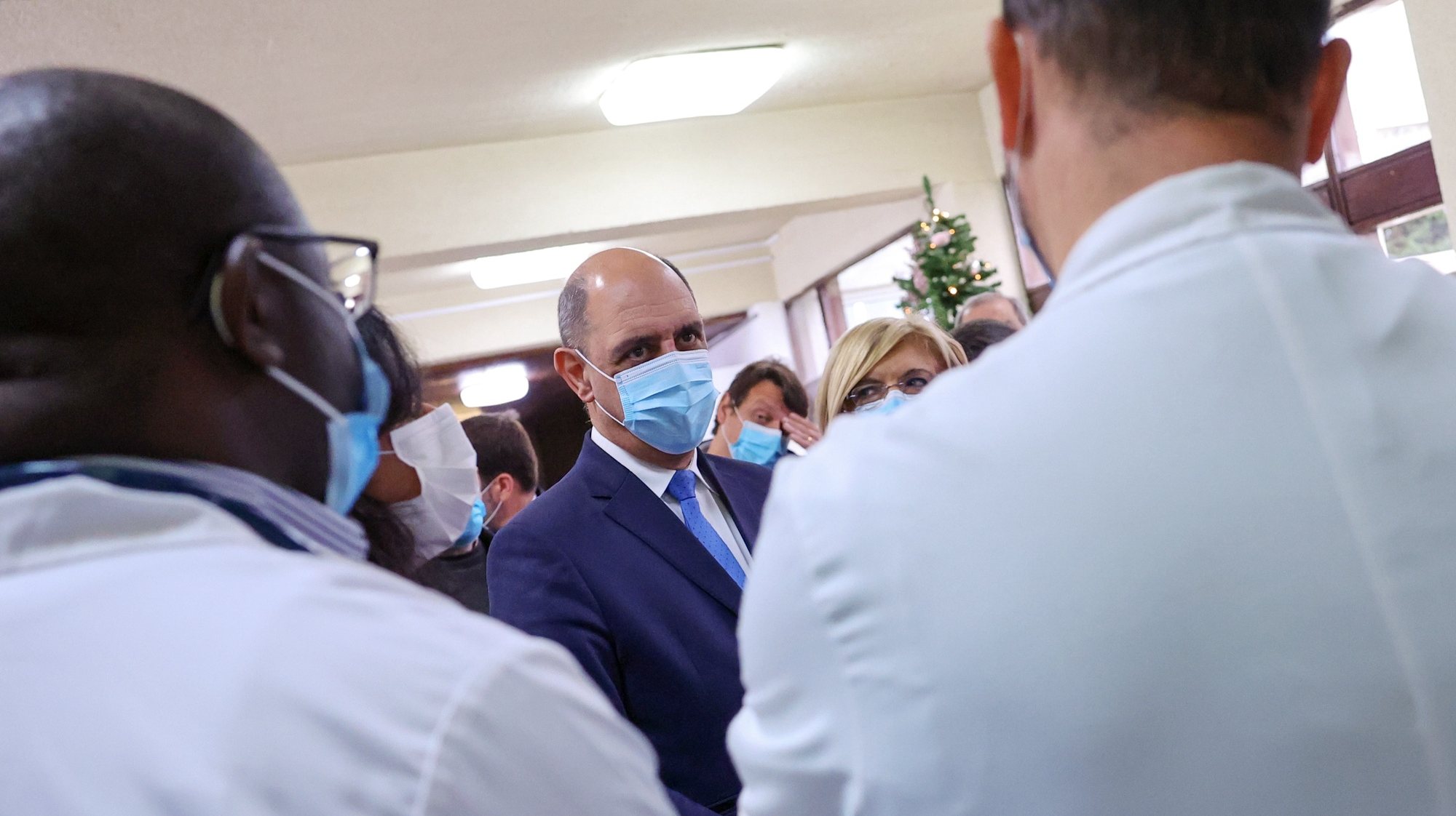 O ministro da Saúde, Manuel Pizarro (C), conversa com elementos da equipa médica do Hospital de Portalegre, durante uma visita a unidades dos cuidados de saúde primários e hospitalares da Unidade Local de Saúde do Norte Alentejano, em Portalegre, 10 de janeiro de 2023. NUNO VEIGA/LUSA