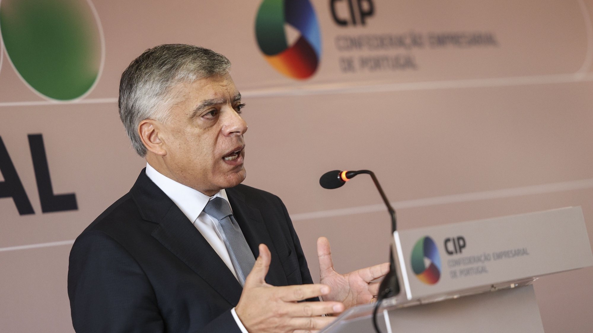O presidente da CIP - Confederação Empresarial de Portugal, Armindo Monteiro, durante a conferência de imprensa onde aborda o Pacto Social, o Orçamento do Estado e as perspetivas económicas para 2024, esta manhã em Lisboa, 17 de outubro de 2023. MIGUEL A. LOPES/LUSA