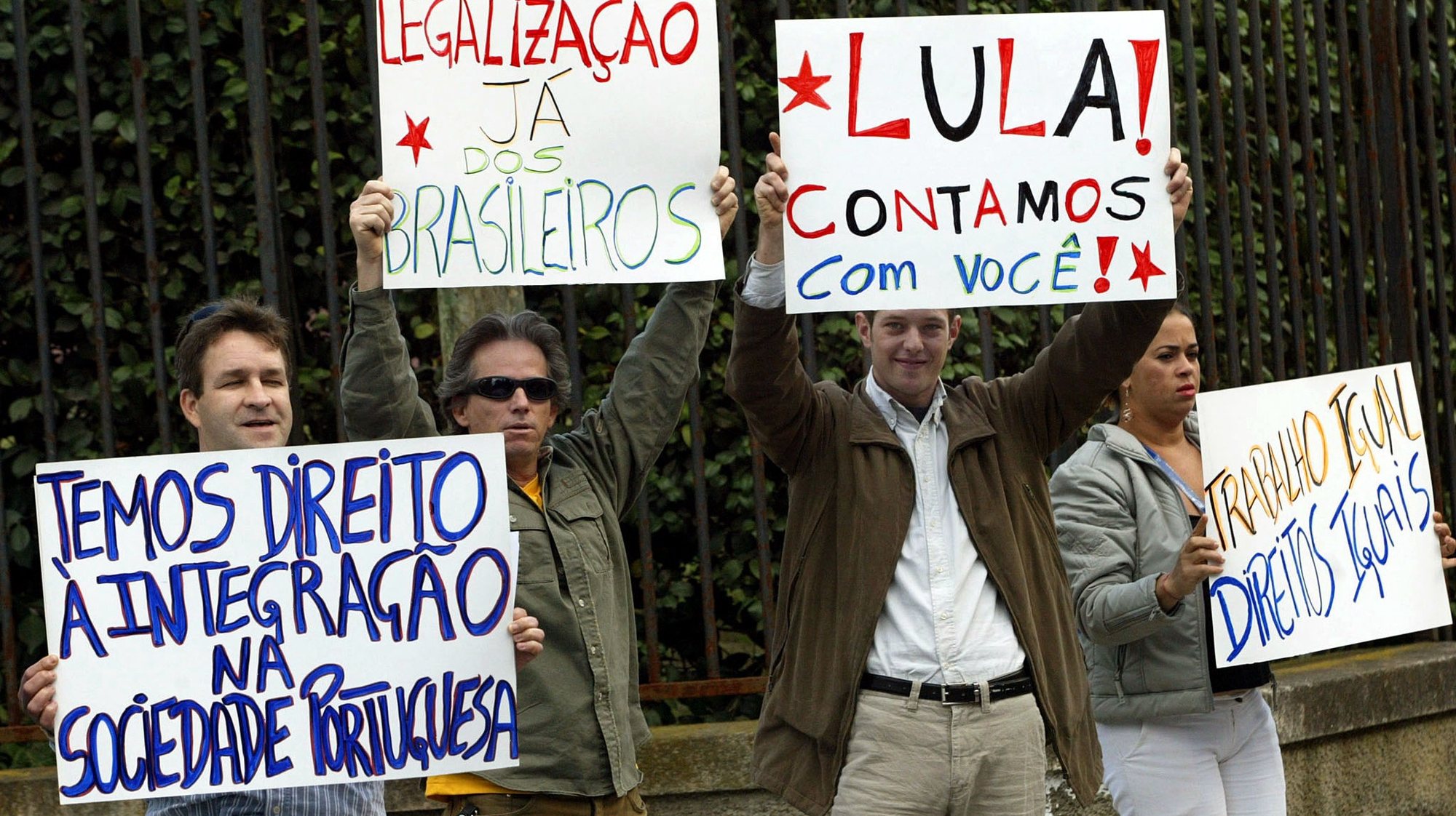 ES07:200501013: PORTO: Manifestacao de imigrantes brasileiros frente a Fundacao de Serralves onde decorre a Cimeira Luso-Brasileira, esta manha, no Porto. ESTELA SILVA / LUSA