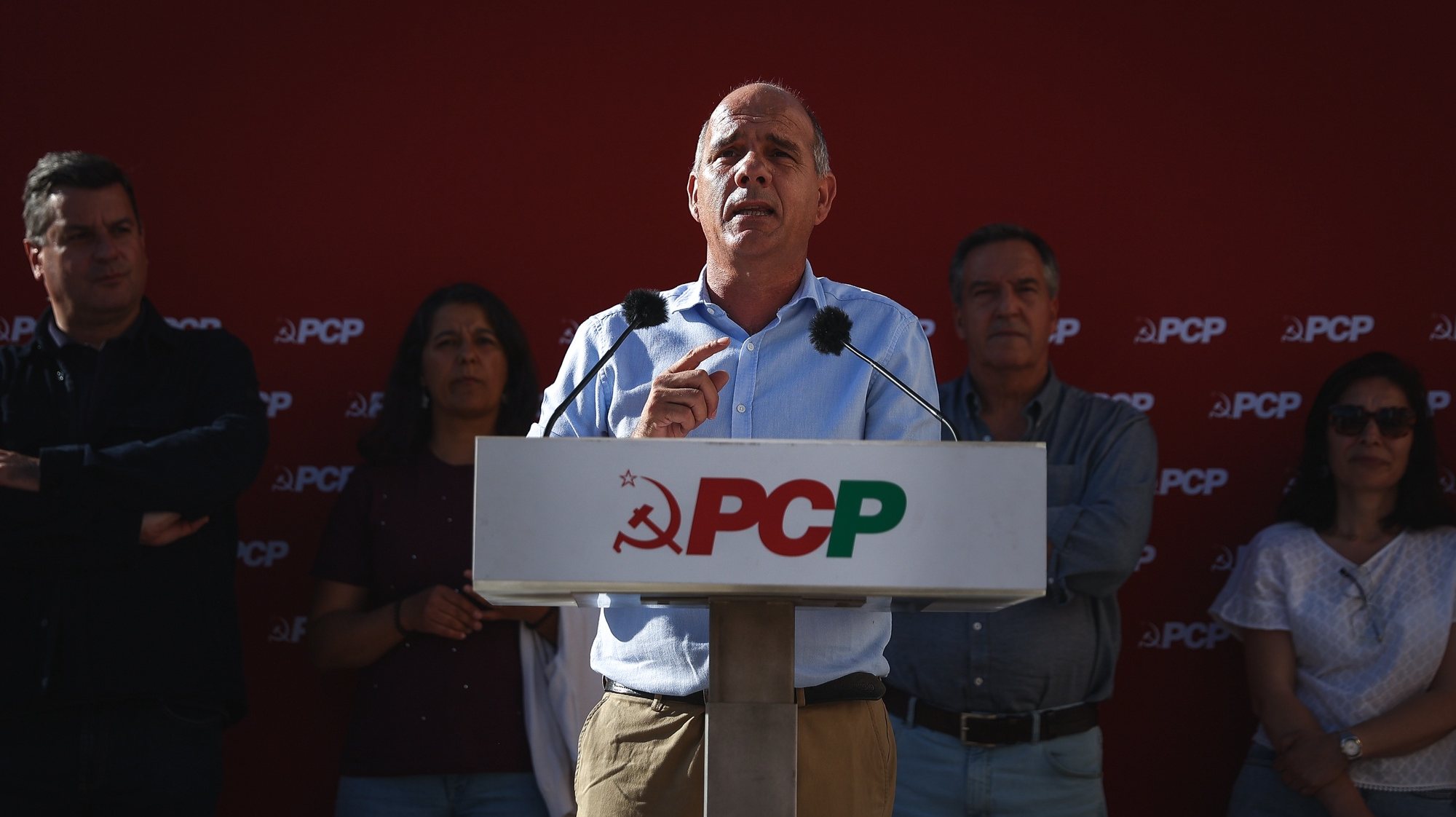 O secretário-geral do Partido Comunista Português (PCP), Paulo Raimundo, discursa durante um comício em Almada, 15 de Junho de 2024. RODRIGO ANTUNES/LUSA