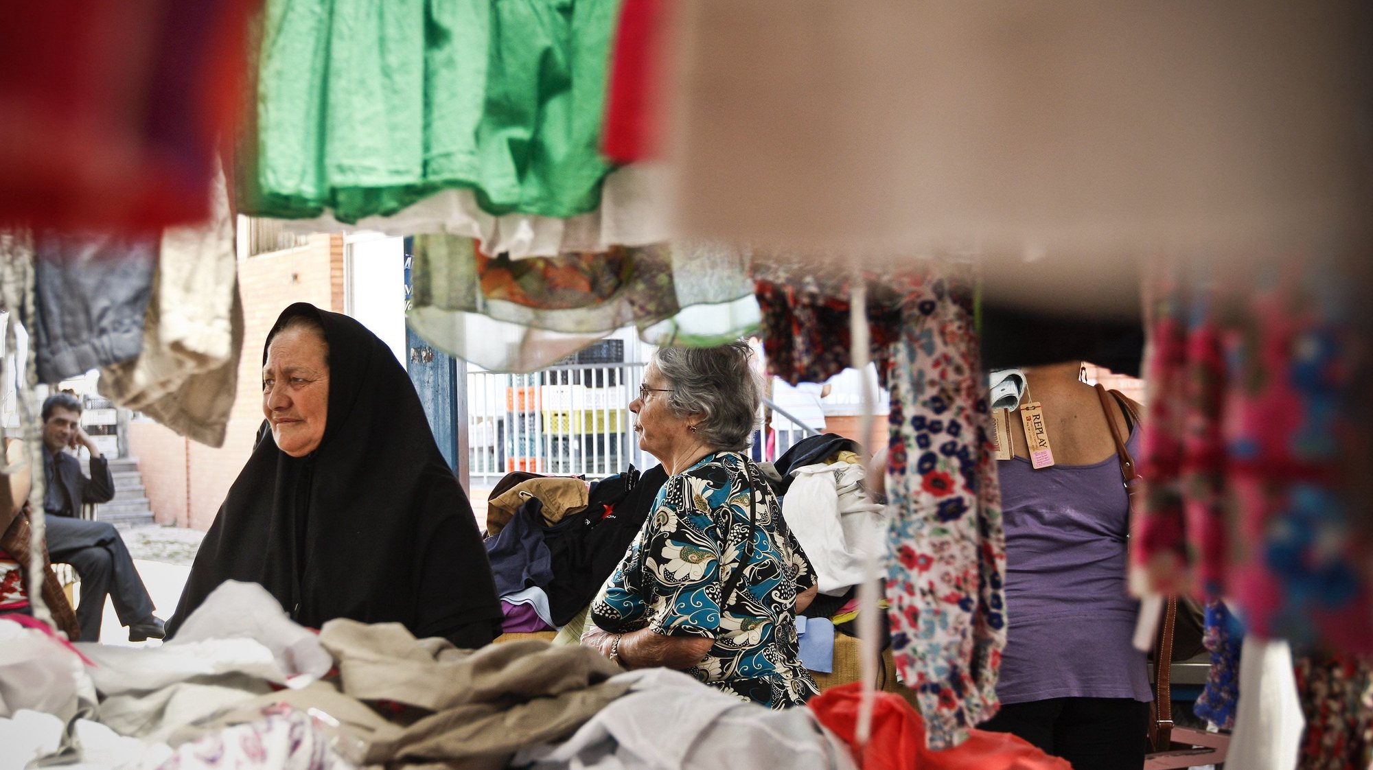 Uma mulher cigana junto da sua banca onde vende roupa no mercado de Benfica, 23 junho de 2011. (ACOMPANHA TEXTO) MARIO CRUZ/LUSA