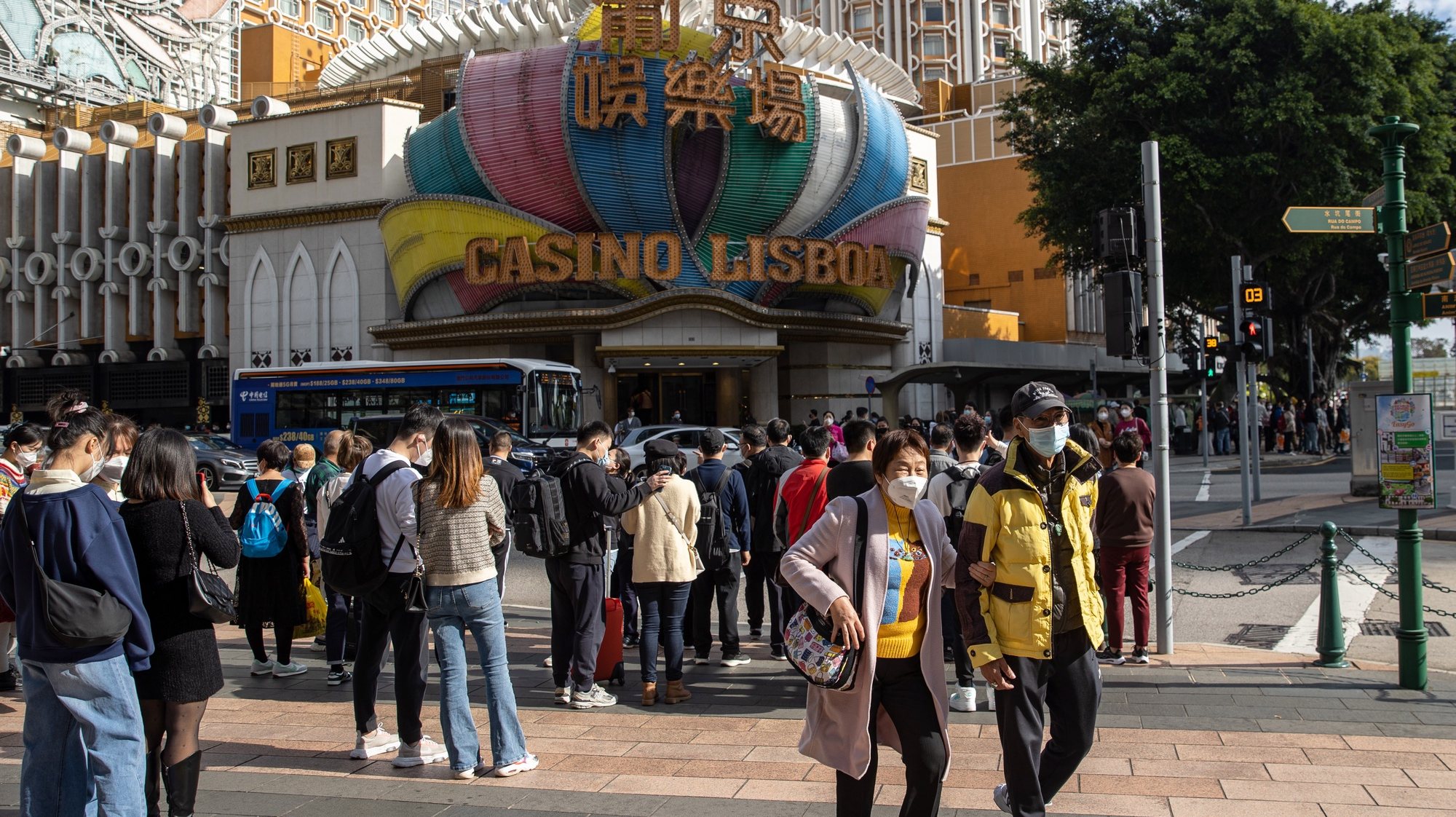 epa10422317 Mainland Chinese tourists walk past the Lisboa Casino in Macau, China, 22 January 2023. Macau borders reopened earlier this month and the city has launched a promotional campaign to boost tourism, offering Hong Kong residents a &#039;half-price&#039; round-trip if travellers spend a night there during the Chinese Lunar New Year period. The  Chinese lunar new year, also called &#039;Spring Festival&#039;, falls on 22 January 2023, marking the beginning of the Year of the Rabbit.  EPA/JEROME FAVRE