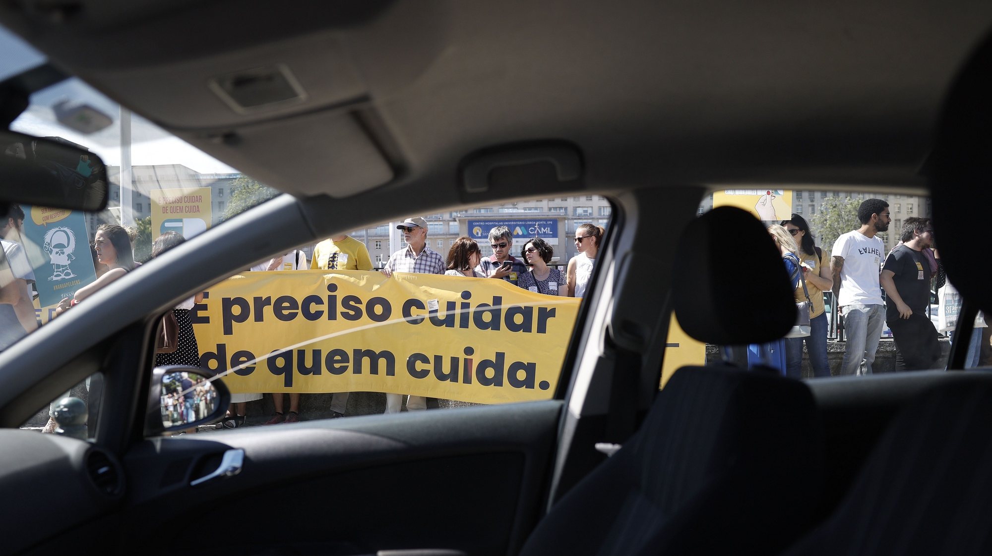 Médicos protestam em frente ao Hospital Santa Maria, no início de uma greve de dois dias convocada pela Federação Nacional dos Médicos (FANM), por aumentos salariais, em Lisboa, 05 de julho de 2023. ANTÓNIO PEDRO SANTOS/LUSA