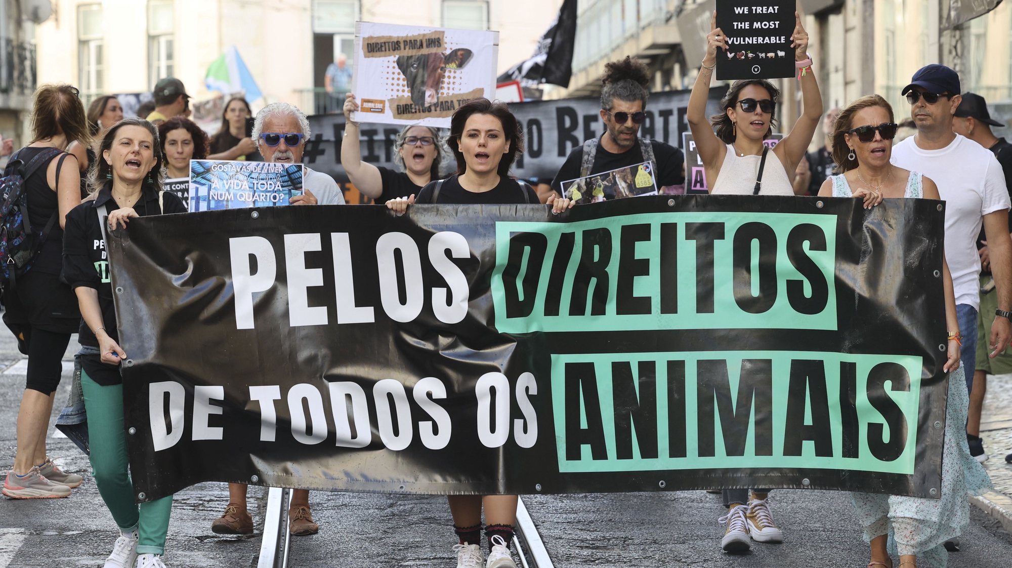 Ativistas participam na marcha Pelos Direitos de Todos os Animais, entre ao Rossio e a Alameda, organizada pela Animal Save &amp; Care Portugal, Associação Nova Atlântida e Vegans for Love, em Lisboa, 02 de setembro de 2023. MANUEL DE ALMEIDA/LUSA