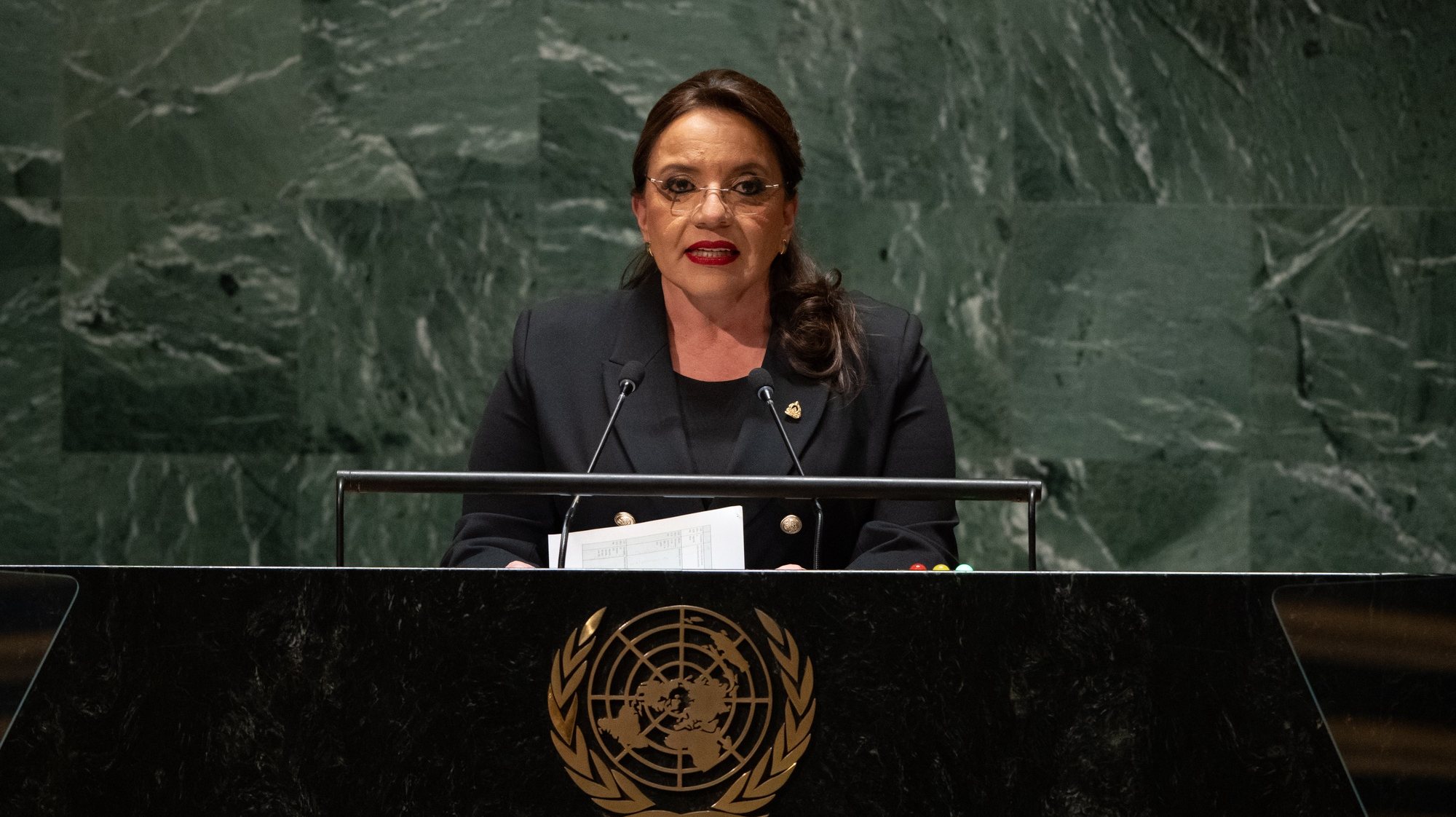 epa10872580 President of Honduras Iris Xiomara Castro Sarmiento speaks during the 78th session of the United Nations General Assembly at United Nations Headquarters in New York, New York, USA, 20 September 2023.  EPA/ADAM GRAY