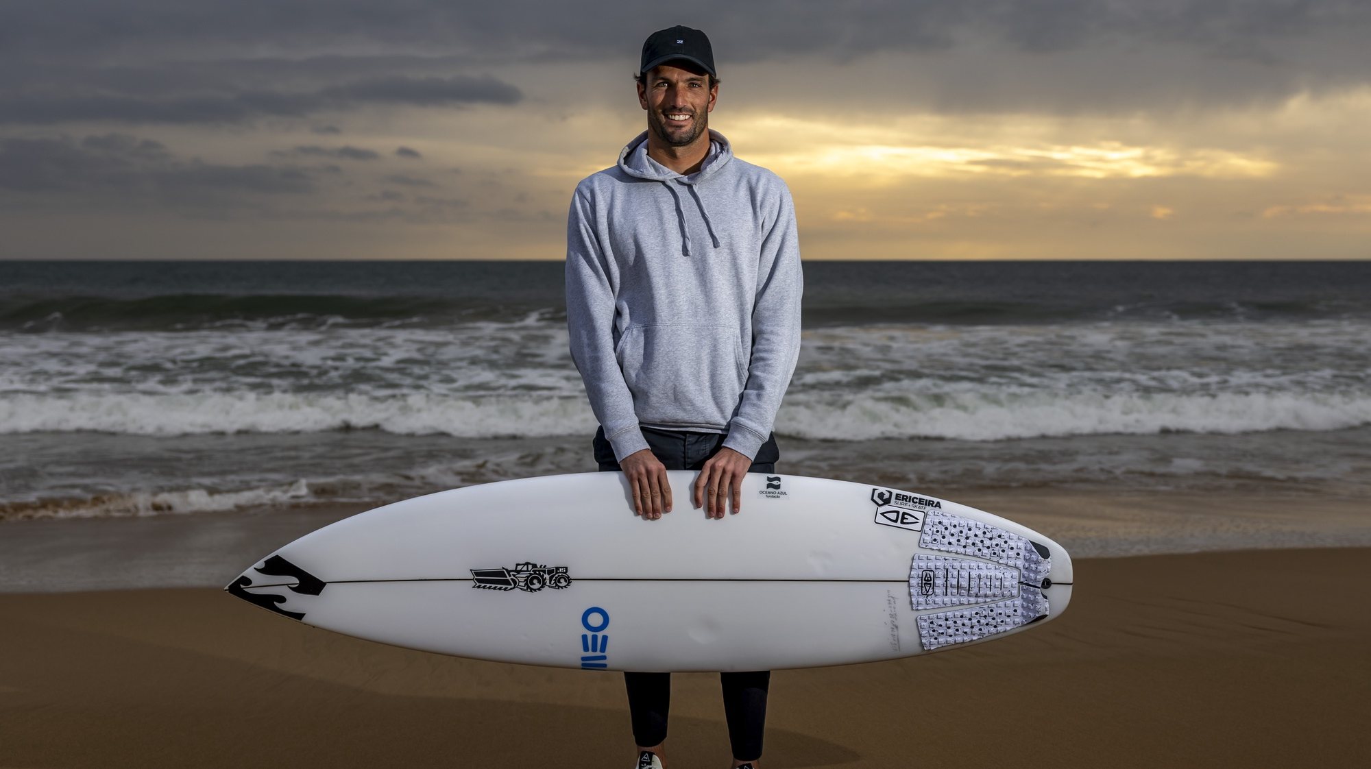 O surfista Frederico Morais, que se qualificou pela terceira vez para o Circuito Mundial de Surf da World Surf League, em entrevista à Lusa antes de partir para a primeira prova do calendário, que será disputada em Pipeline, no Hawaii, a partir de 29 de janeiro, na Praia de Carcavelos, em Cascais, 16 de janeiro de 2024.  (ACOMPANHA TEXTO DE 27 de JANEIRO 2024) JOSÉ SENA GOULÃO/LUSA