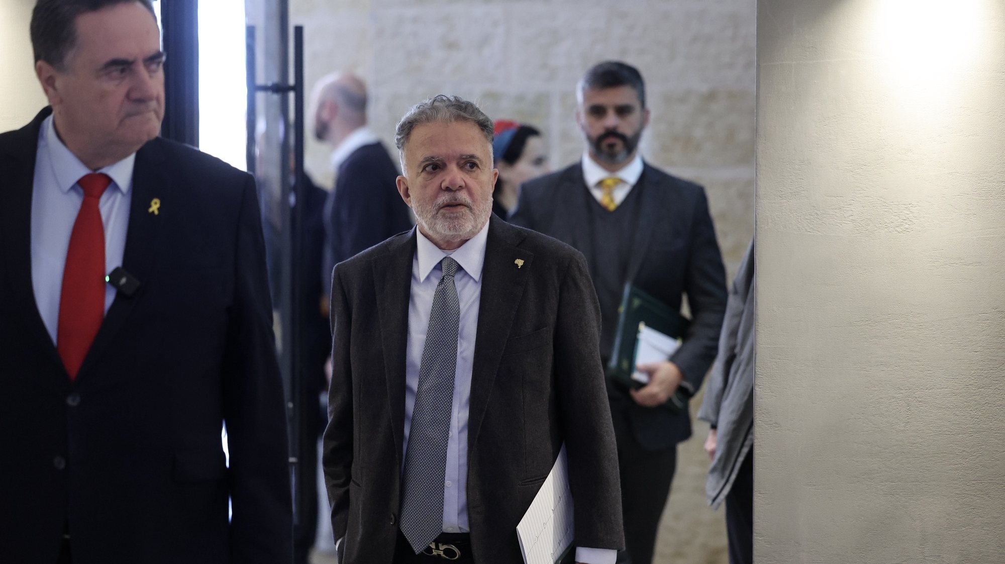epa11165748 Brazilian ambassador to Israel Frederico Meyer (C) and Israeli Foreign Minister Israel Katz (L) arrive at the Yad Vashem Holocaust Memorial Museum in Jerusalem, 19 February 2024. The Brazilian ambassador was summoned by the Israeli Foreign Ministry at Yad Vashem after Brazilian President Lula da Silva&#039;s statement on 18 February, that compared the Israeli army&#039;s operation in the Gaza Strip with the Holocaust.  EPA/ABIR SULTAN