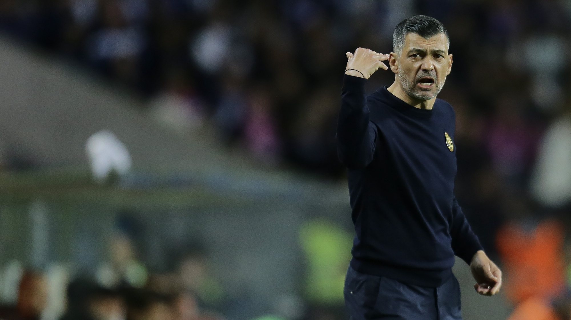 FC Porto head coach Sergio Conceicao reacts during their Portuguese First League soccer match against Vitoria de Guimaraes held at Dragao Stadium, in Porto, Portugal, 7 April 2024. MANUEL FERNANDO ARAUJO/LUSA