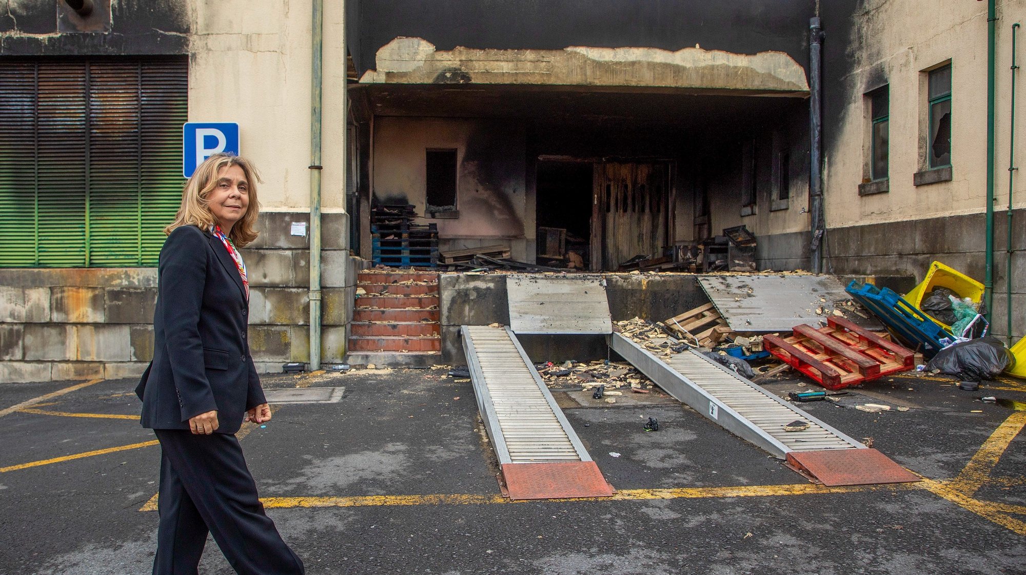 A ministra da Saúde, Ana Paula Martins, durante uma visita ao hospital do Divino Espírito Santo (HDES), no âmbito do incêndio que deflagrou no passado dia 4 de maio, Ponta Delgada, nos Açores, 6 de maio de 2024. EDUARDO COSTA/LUSA