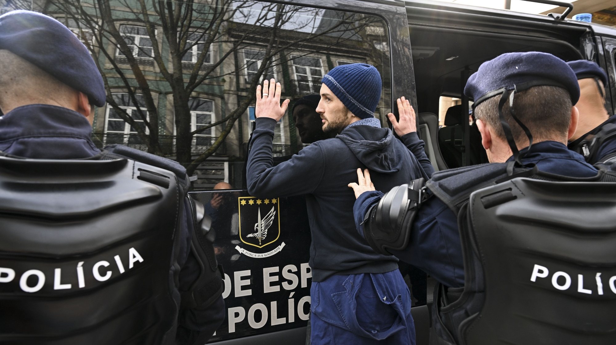 A polícia intervém após contra- manifestação durante a manifestação &quot;Menos Imigração e Mais Habitação&quot;, organizada pelo grupo 1143 (extrema-direita), Porto, 6 de abril de 2024. FERNANDO VELUDO/LUSA
