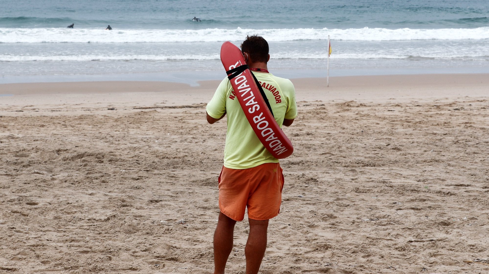 Um nadador salvador assiste à formação nas áreas do resgate e salvamento aquático e Suporte Básico de Vida, numa praia da Costa da Caparica, Almada, 23 de setembro de 2020. ANTÓNIO COTRIM/LUSA