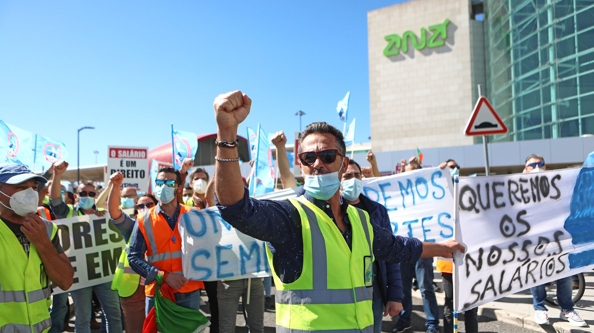 Trabalhadores da SPdH/Groundforce manifestam-se em frente à zona das chegadas do Aeroporto Humberto Delgado, em Lisboa, 18 de Março de 2021. O protesto convocado pela Comissão de Trabalhadores prende-se com o não pagamento de salários e os despedimentos anunciados. ANTÓNIO PEDRO SANTOS/LUSA