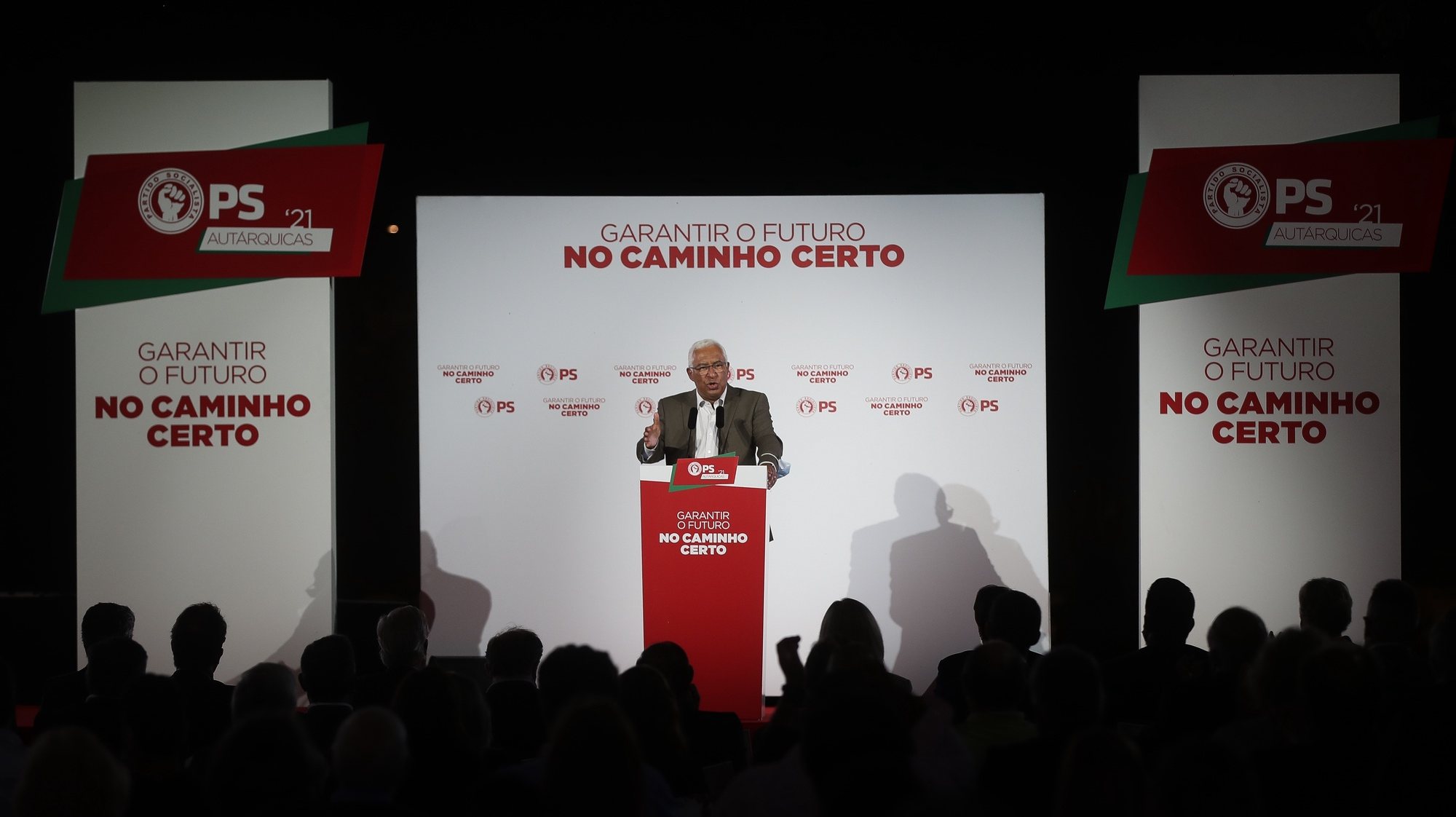 O secretário-geral do Partido Socialista (PS), António Costa, participa no encontro de militantes e simpatizantes no âmbito das Eleições Autárquicas, Santarém, 8 de setembro de 2021. MÁRIO CRUZ/LUSA
