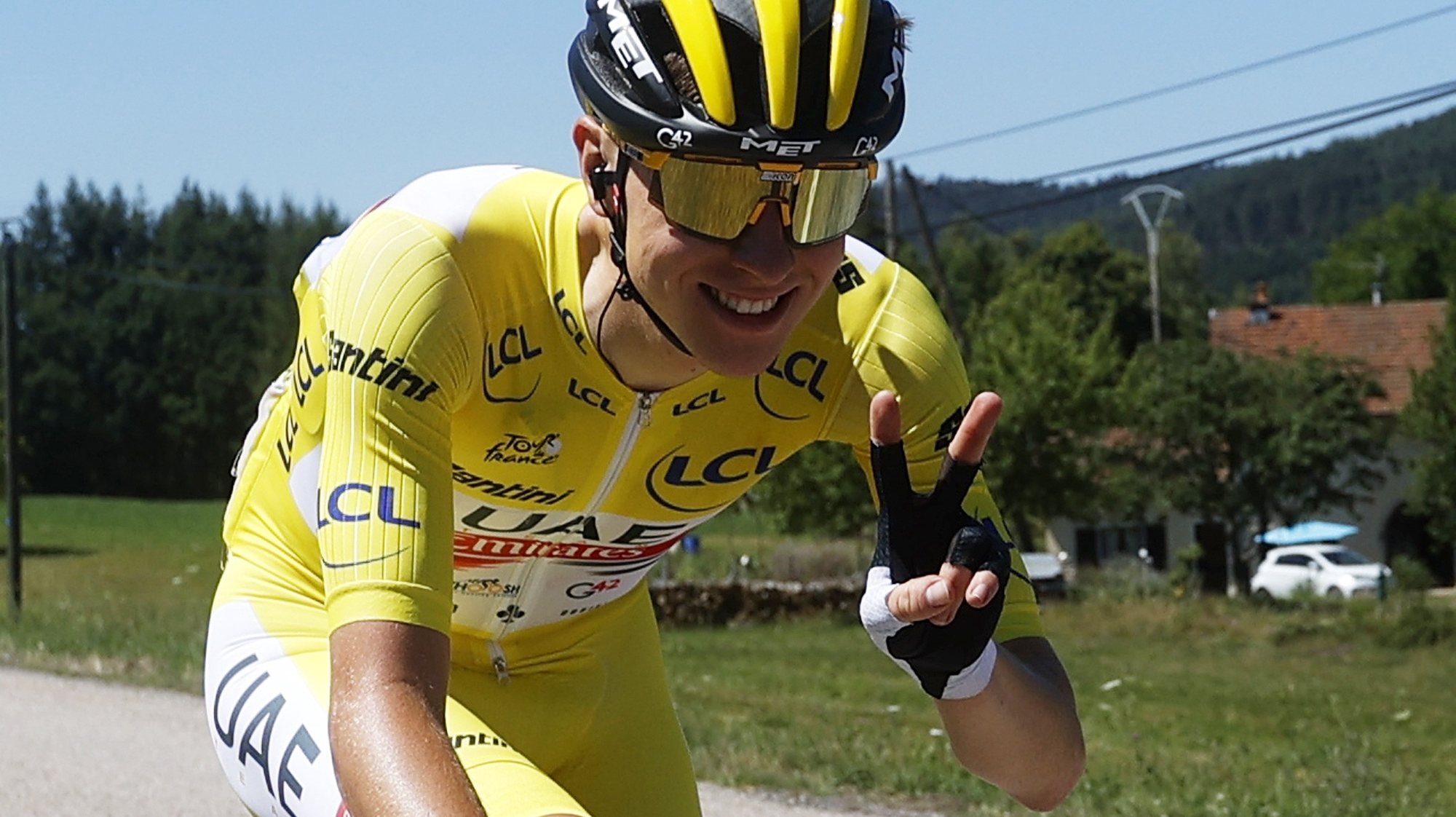 epa10059180 Yellow Jersey Slovenian rider Tadej Pogacar of UAE Team Emirates makes the victory sign during the 7th stage of the Tour de France 2022 over 176.5km from Tomblaine to the La Super Planche des Belles Filles in Plancher-les-Mines, France, 08 July 2022.  EPA/YOAN VALAT