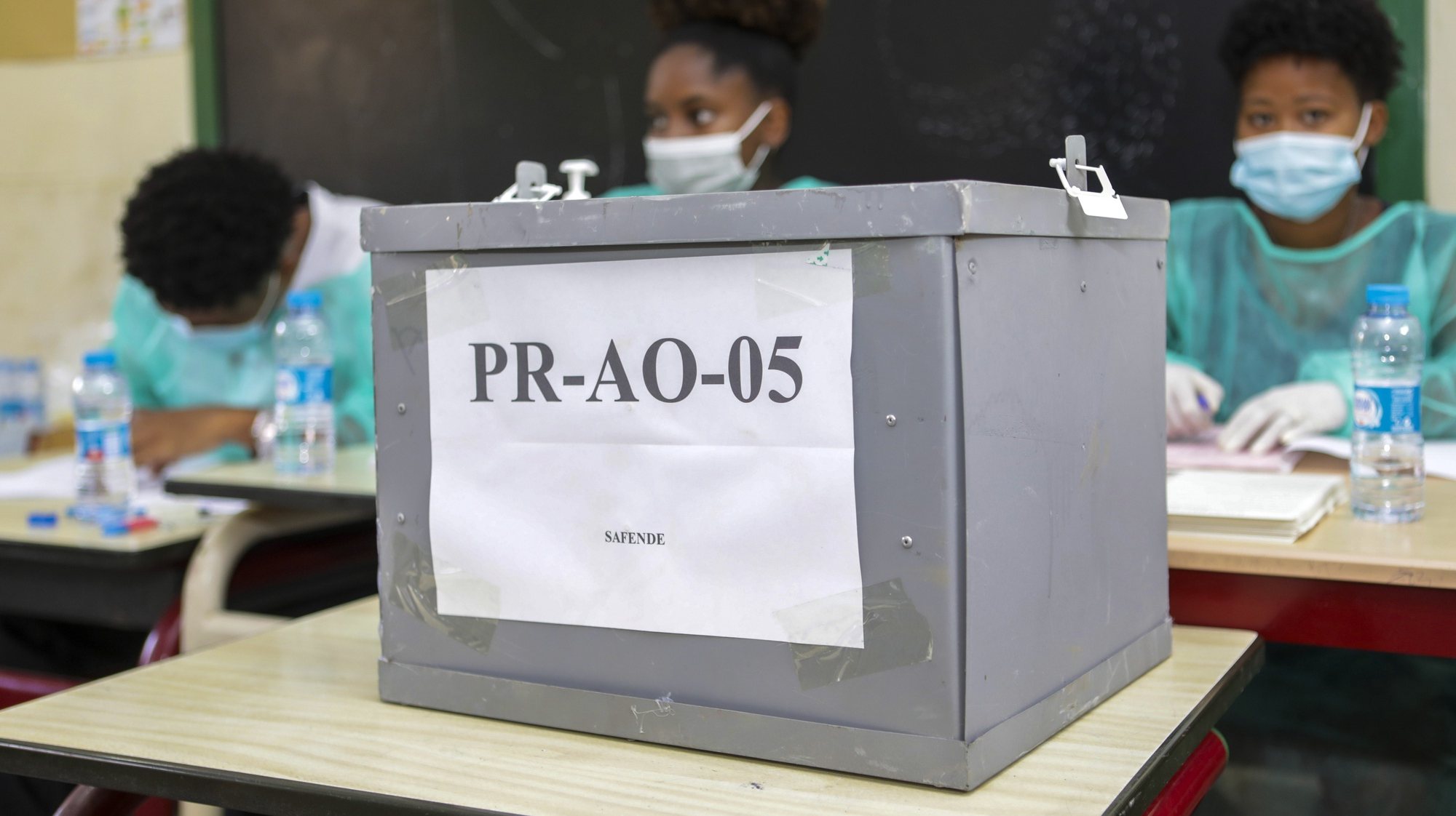 Centenas de cabo-verdianos começaram a votar para escolher o próximo Presidente da República, as terceiras eleições em pandemia, entre as dúvidas de uma segunda volta, daqui a 15 dias, 17 de outubro de 2021. ELTON MONTEIRO/LUSA