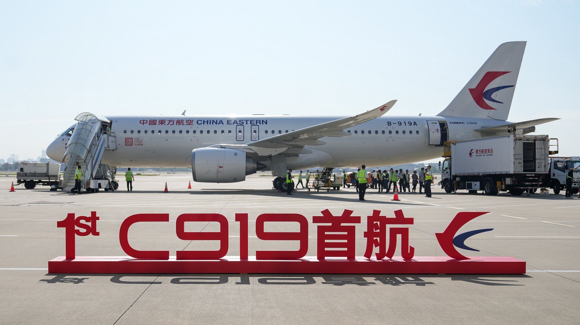 epa10659578 A view of the C919, China&#039;s self-developed large passenger aircraft, getting ready for its first commercial flight in Shanghai, China, 28 may 2023. C919 kicked off its first commercial flight from Shanghai to Beijing on Sunday, marking its official entry into the civil aviation market.  EPA/XINHUA / Ding Ting CHINA OUT / MANDATORY CREDIT  EDITORIAL USE ONLY
