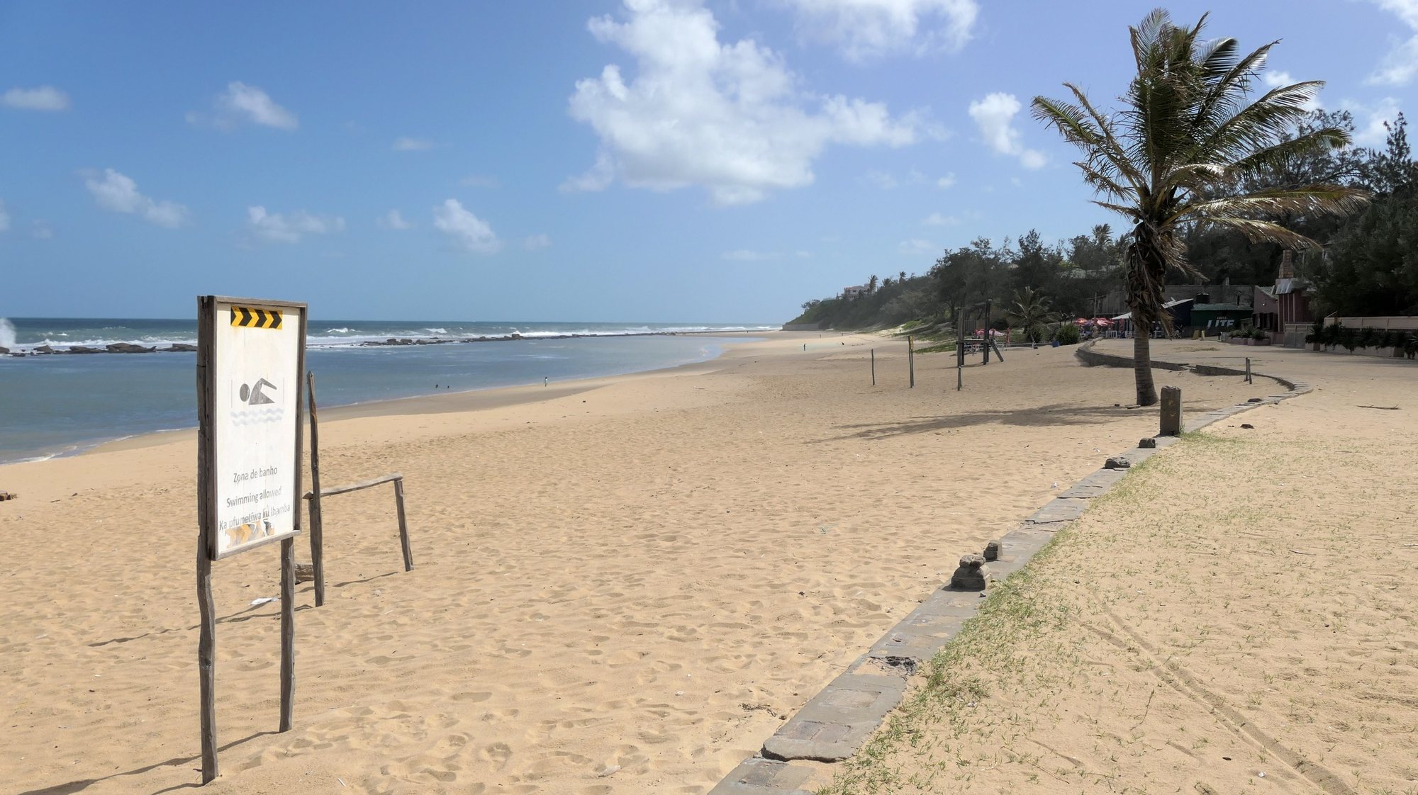 Na baixa de Xai-Xai, sul de Moçambique, multiplicam-se escombros que têm no enorme hotel junto à praia, do tempo colonial, o expoente máximo, símbolo da potencialidade turística e do que continua por fazer na promoção daquele destino, Moçambique, 12 de outubro de 2023. (ACOMPANHA TEXTO DA LUSA DO DIA 16 DE OUTUBRO DE 2023). ESTEVÃO CHAVISSO/LUSA