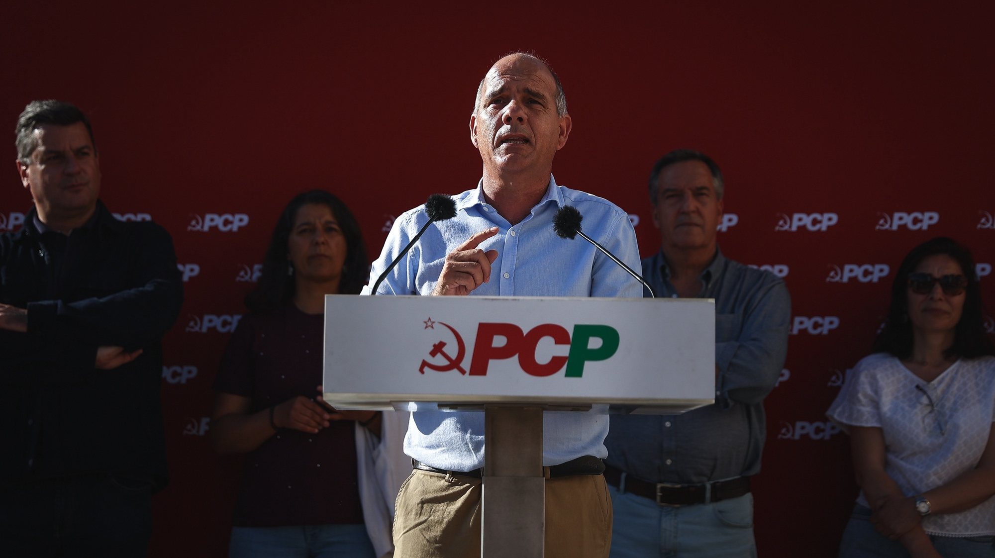 O secretário-geral do Partido Comunista Português (PCP), Paulo Raimundo, discursa durante um comício em Almada, 15 de Junho de 2024. RODRIGO ANTUNES/LUSA