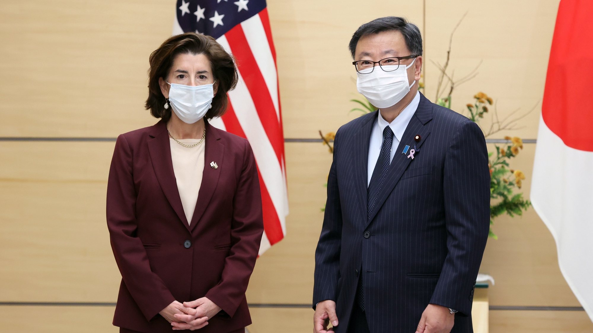 A secretária de Estado norte-americana Gina Raimondo encontra-se com o porta-voz do governo japonês Hirokazu Matsuno